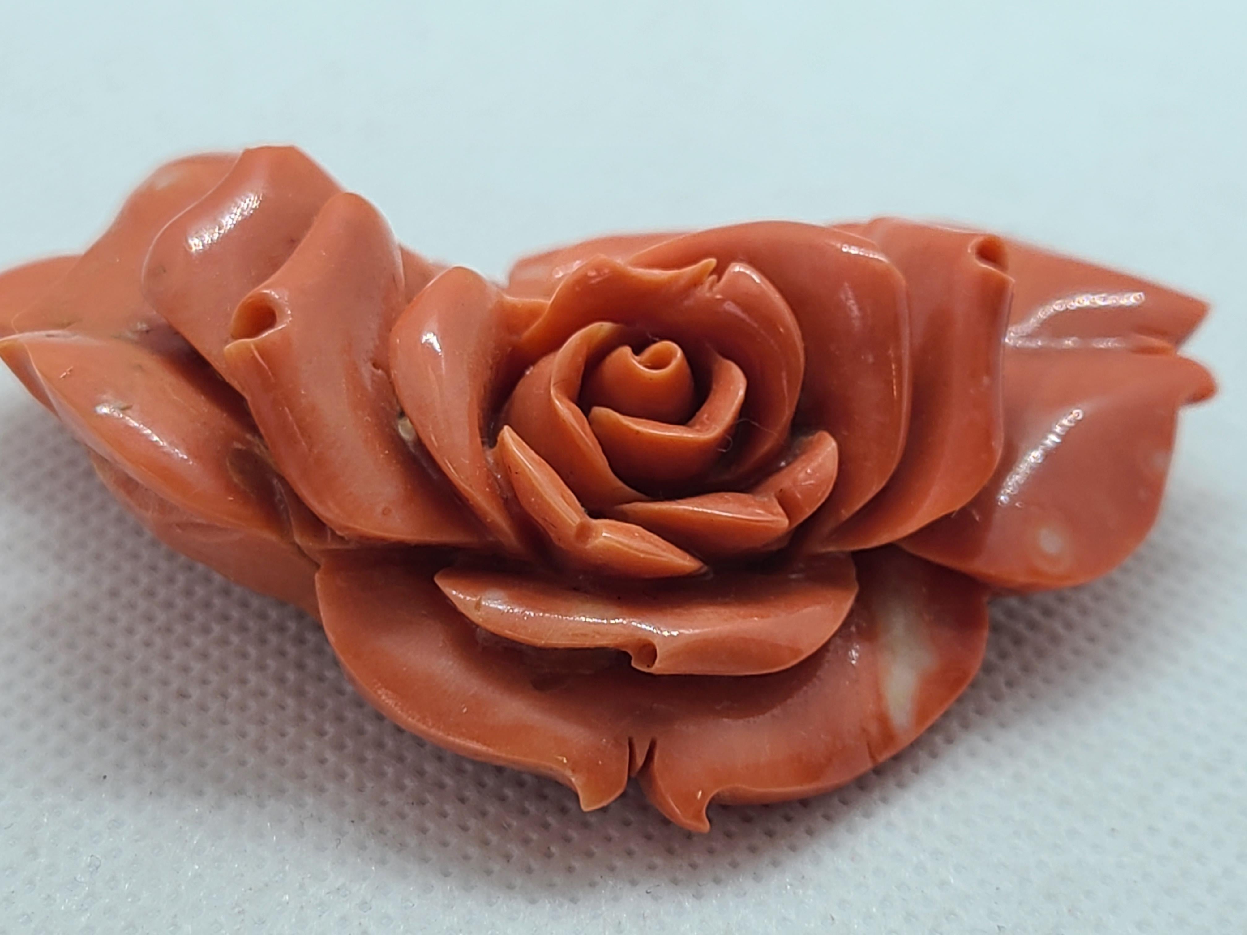 Handgeschnitzte natürliche orange-rote Coral Rose Ornament für Damen oder Herren im Angebot