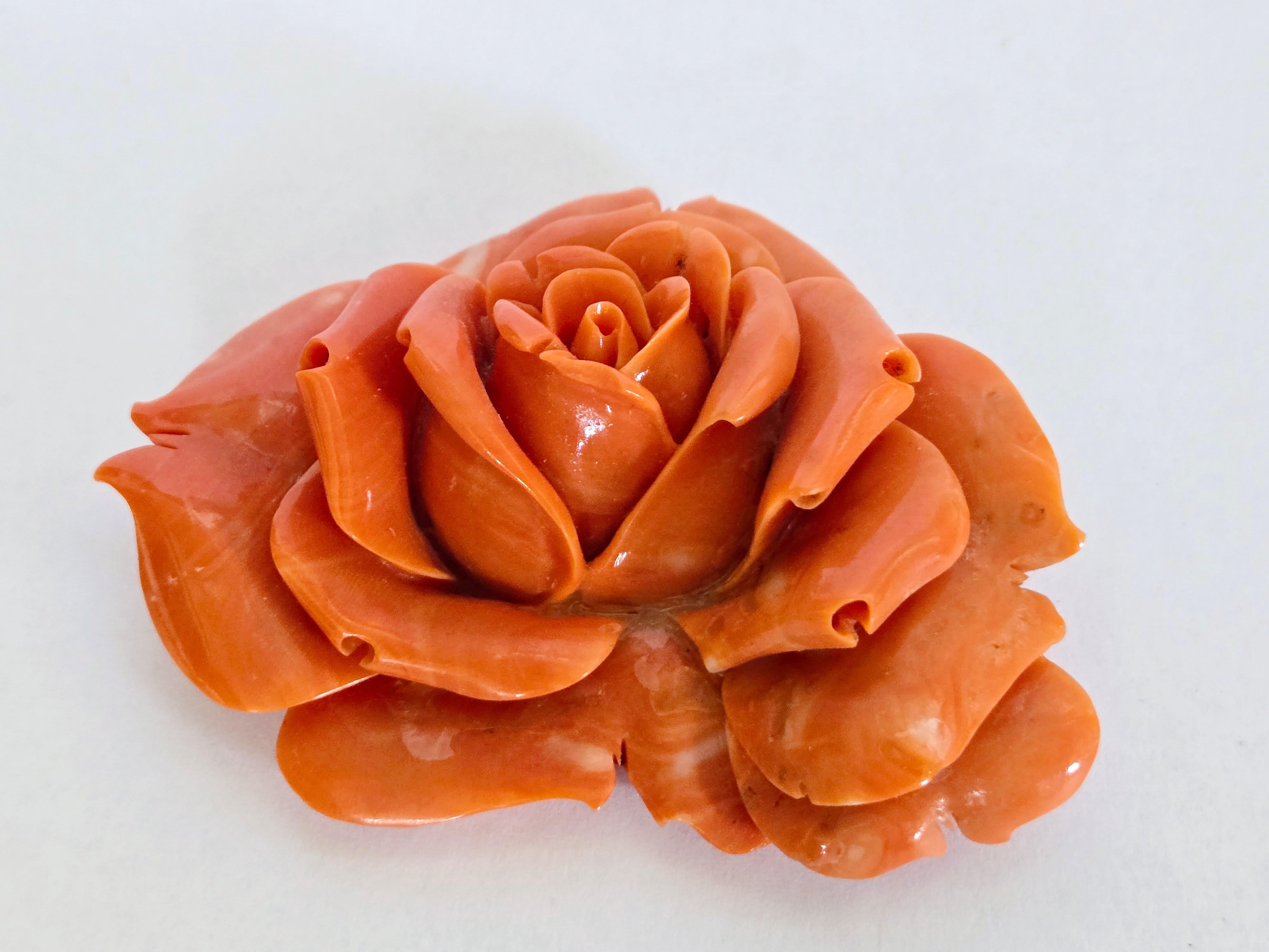 Handgeschnitzte natürliche orange-rote Coral Rose Ornament im Angebot 1