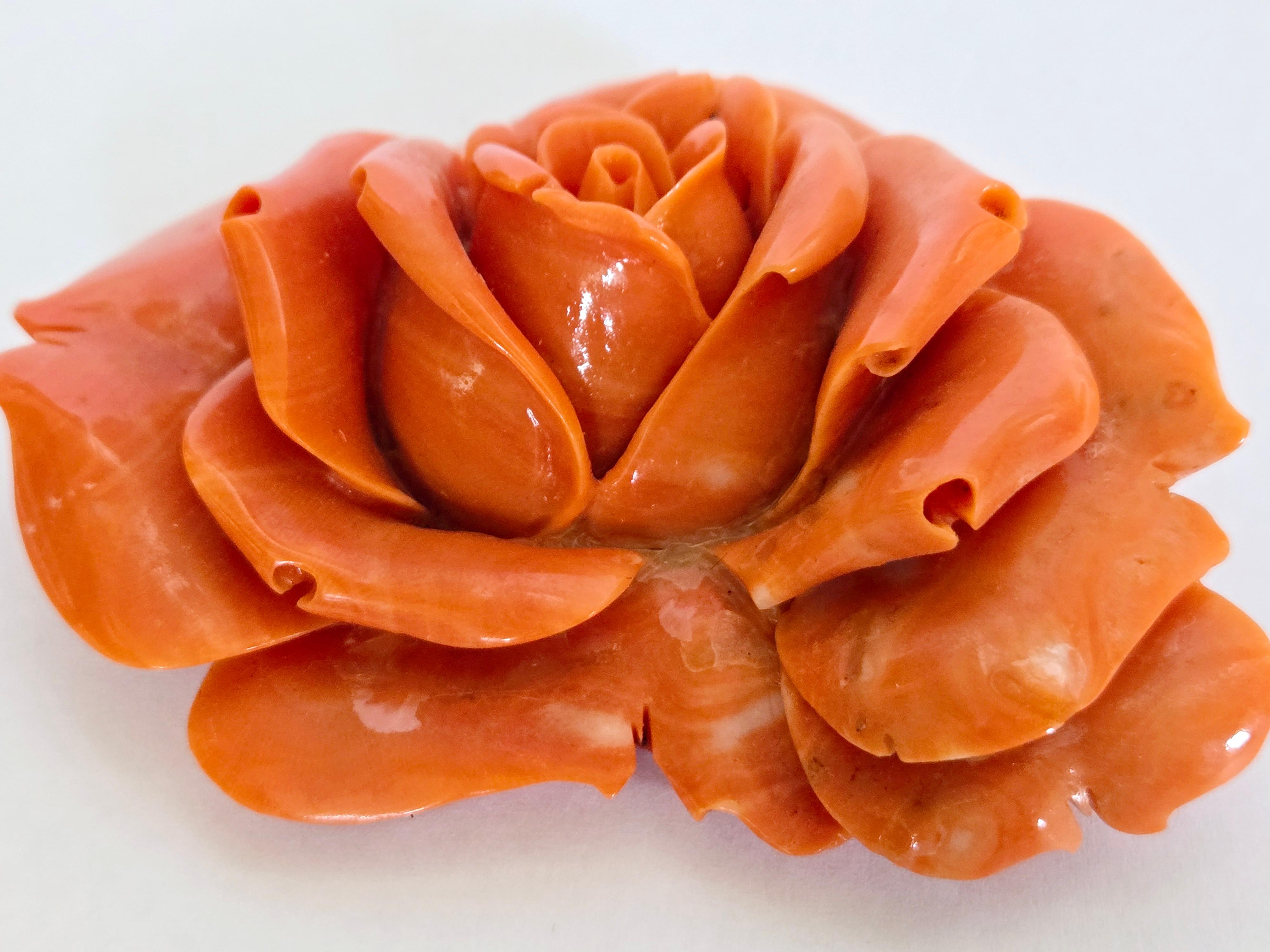 Handgeschnitzte natürliche orange-rote Coral Rose Ornament im Angebot 2