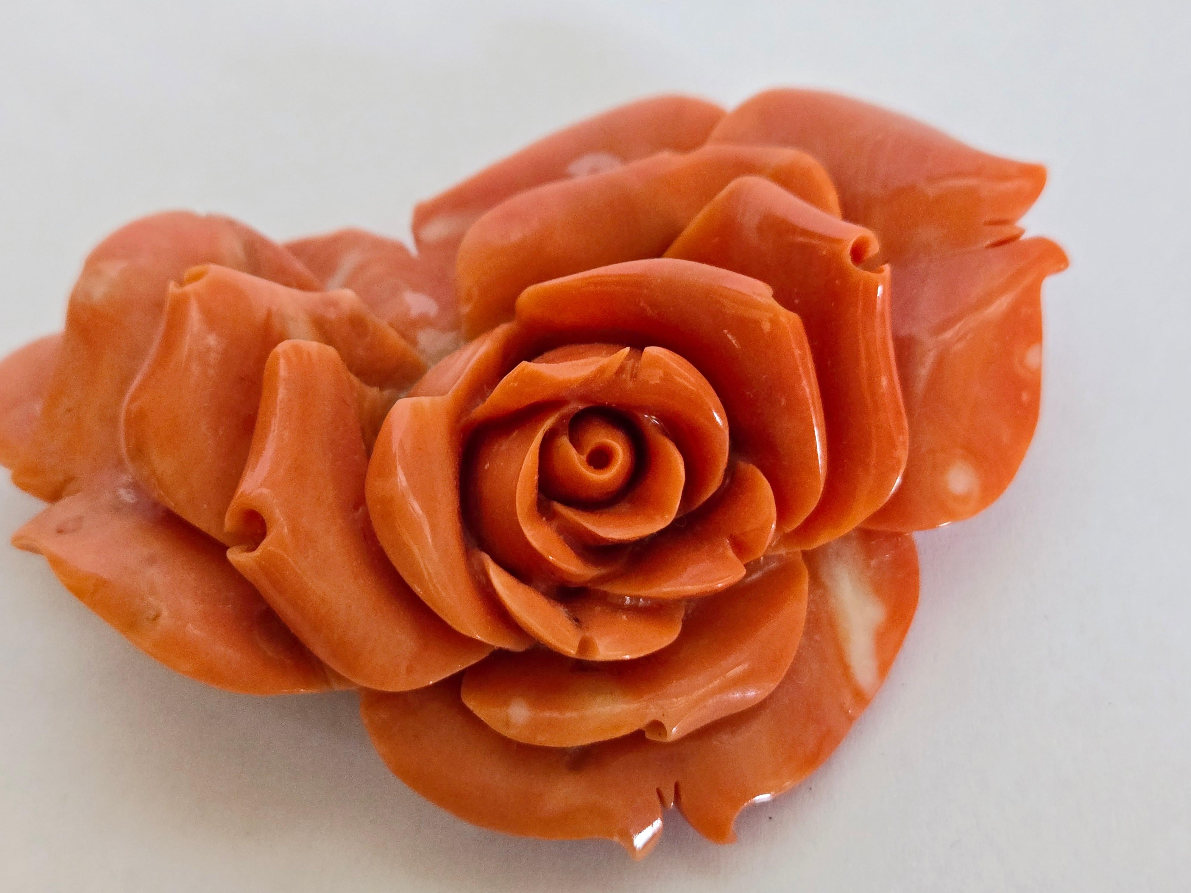 Handgeschnitzte natürliche orange-rote Coral Rose Ornament im Angebot 3