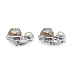 Orecchino a clip in quarzo naturale e madreperla intagliato a mano in A.Silver