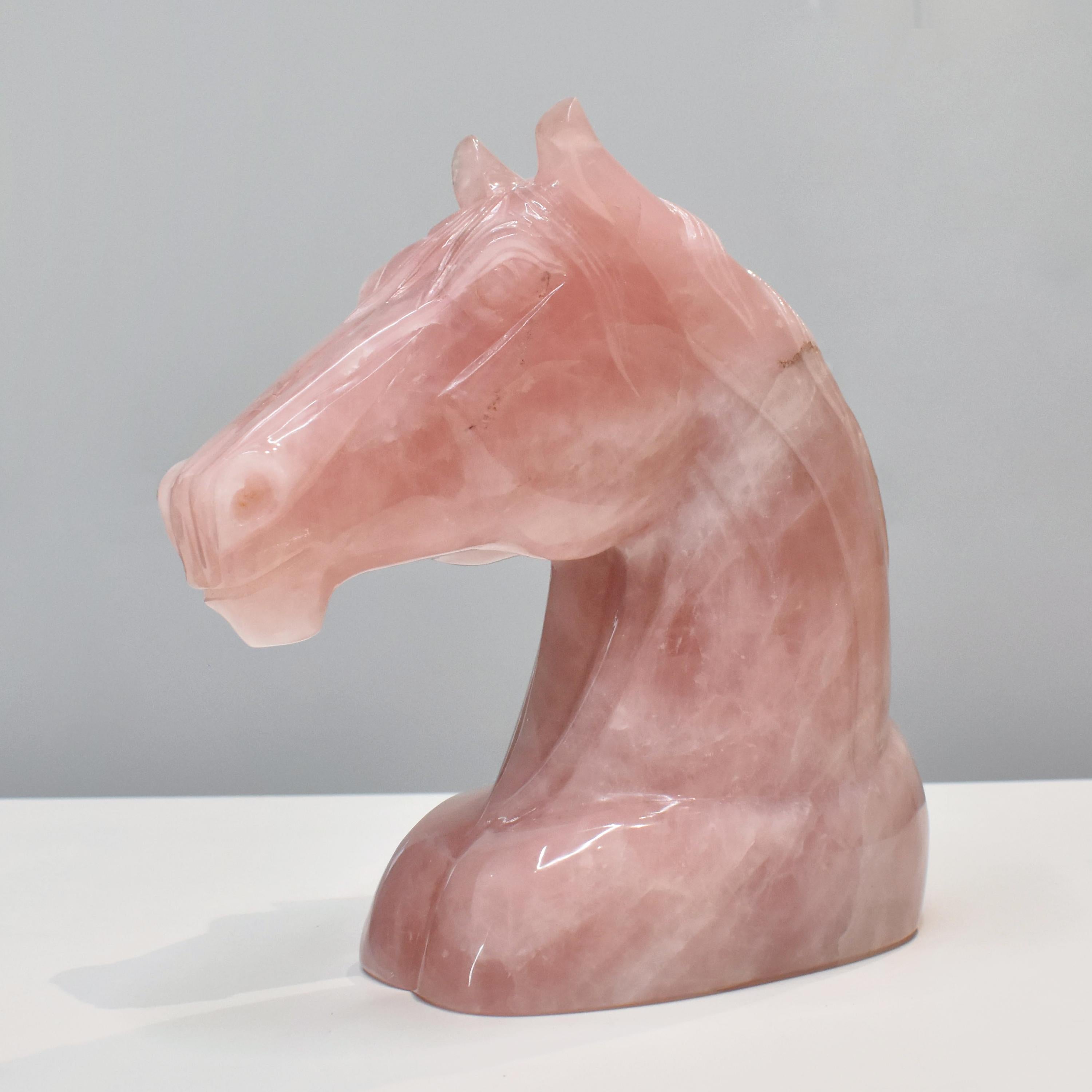 Hand-Carved Natural Rose Quartz Horse Sculpture Figurine In New Condition For Sale In Jaipur, Rajasthan