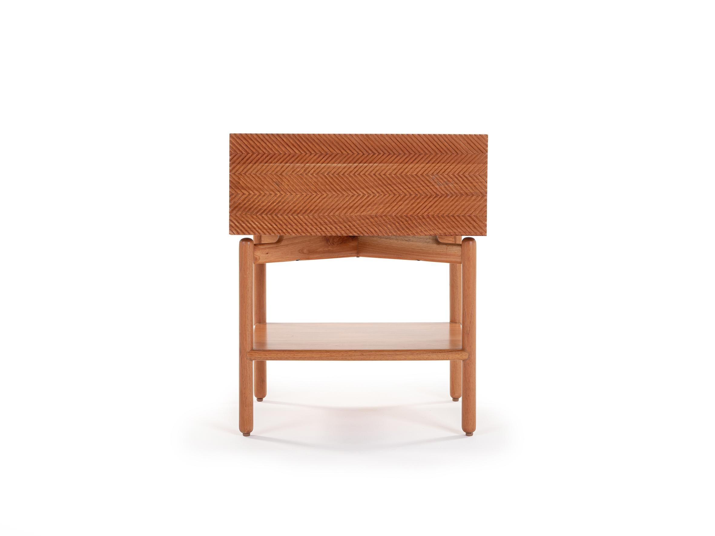 Table de nuit sculptée à la main en bois de cèdre avec un tiroir, table auxiliaire en vente 2