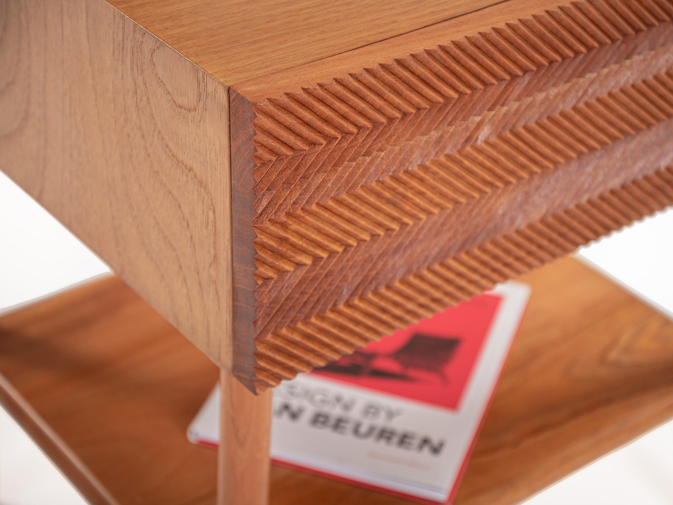 Cèdre Table de nuit sculptée à la main en bois de cèdre avec un tiroir, table auxiliaire en vente