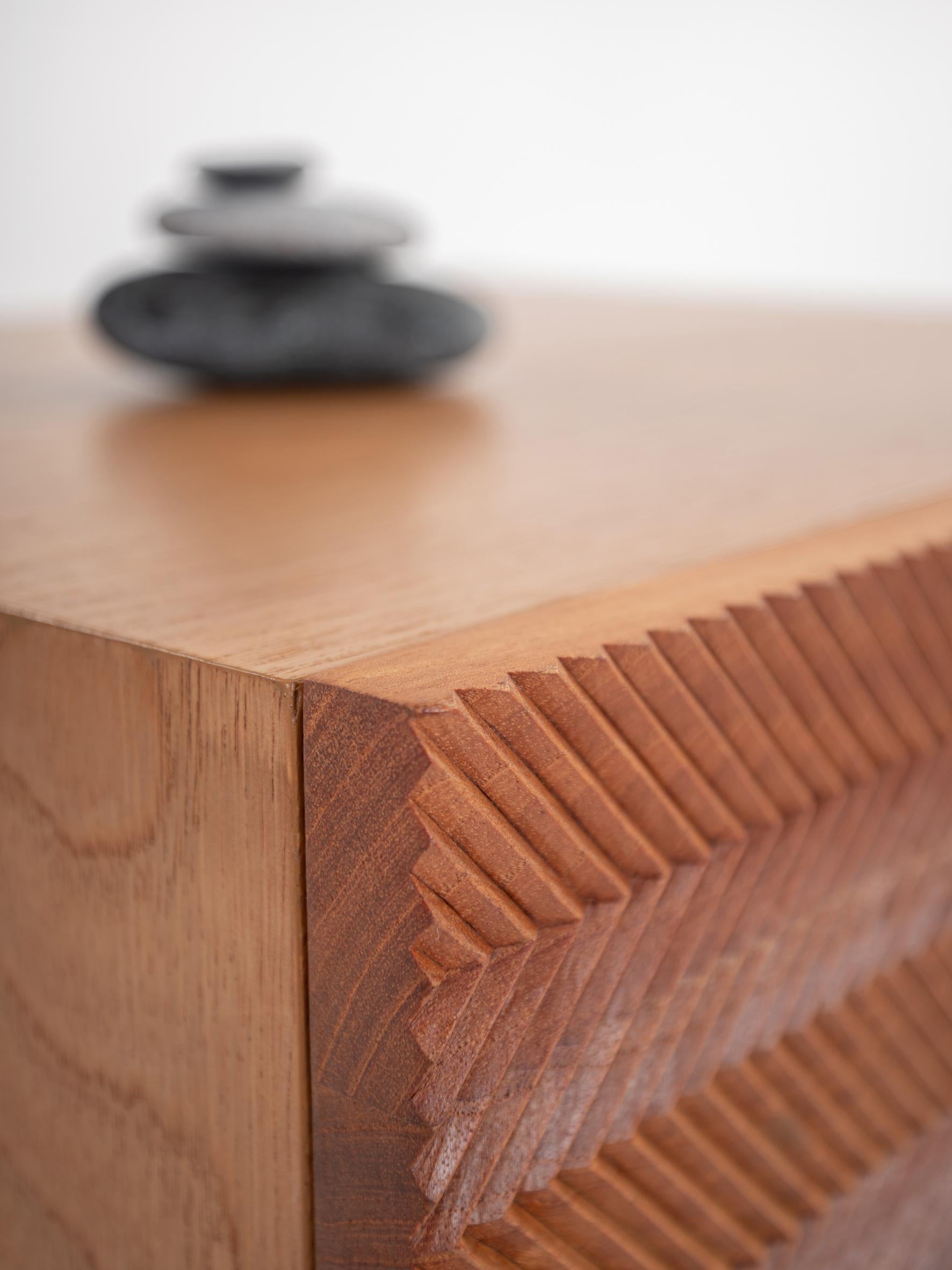 Table de nuit sculptée à la main en bois de cèdre avec un tiroir, table auxiliaire en vente 1