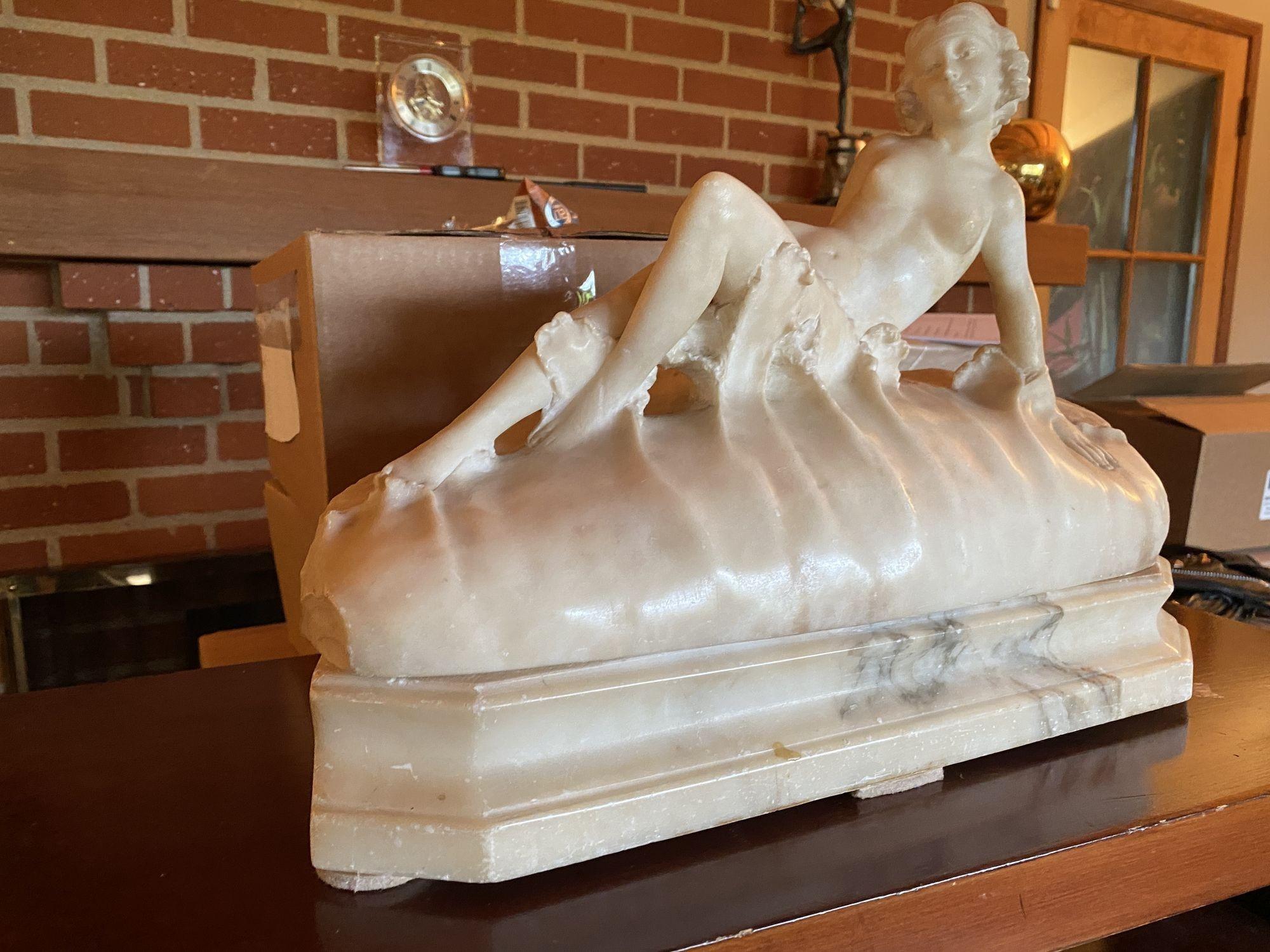 Original handgeschnitzter heller Alabaster-Akt, der eine junge nackte Frau darstellt, die in den Wellen des Meeres liegt. Diese einzigartige Skulptur leuchtet von innen aus einer Standard-US-Glühbirne und hat eine erstaunliche Form und Detail, die
