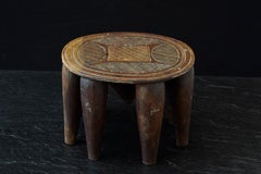 Tabouret Nupe à 8 pieds, sculpté à la main, Nigeria, années 1950