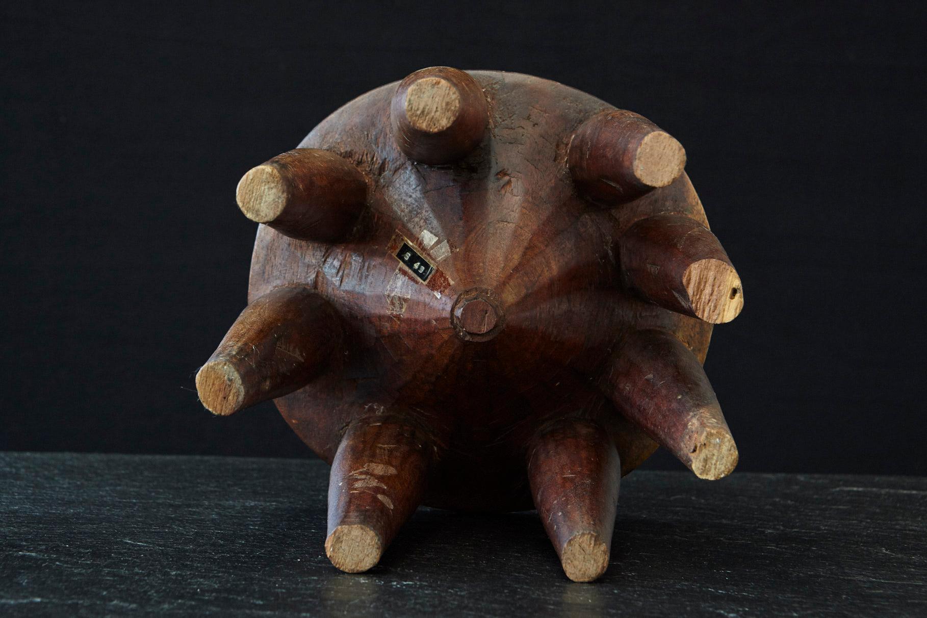 Hand Carved Nupe Stool with 8 Legs, Nigeria, 1950s In Good Condition For Sale In Aramits, Nouvelle-Aquitaine