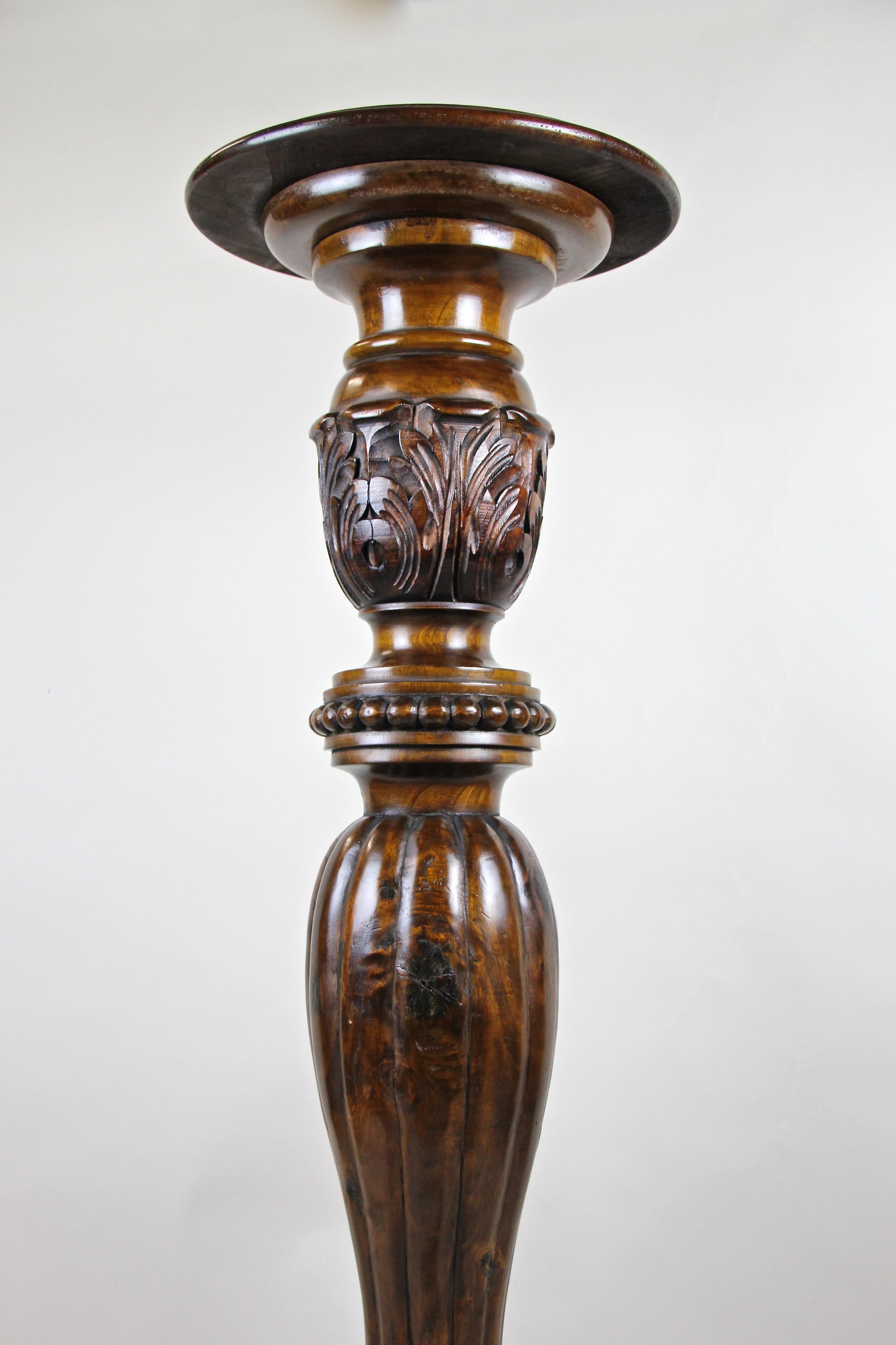 Hand Carved Nut Wood Pedestal, Hungary, circa 1870 In Good Condition In Lichtenberg, AT