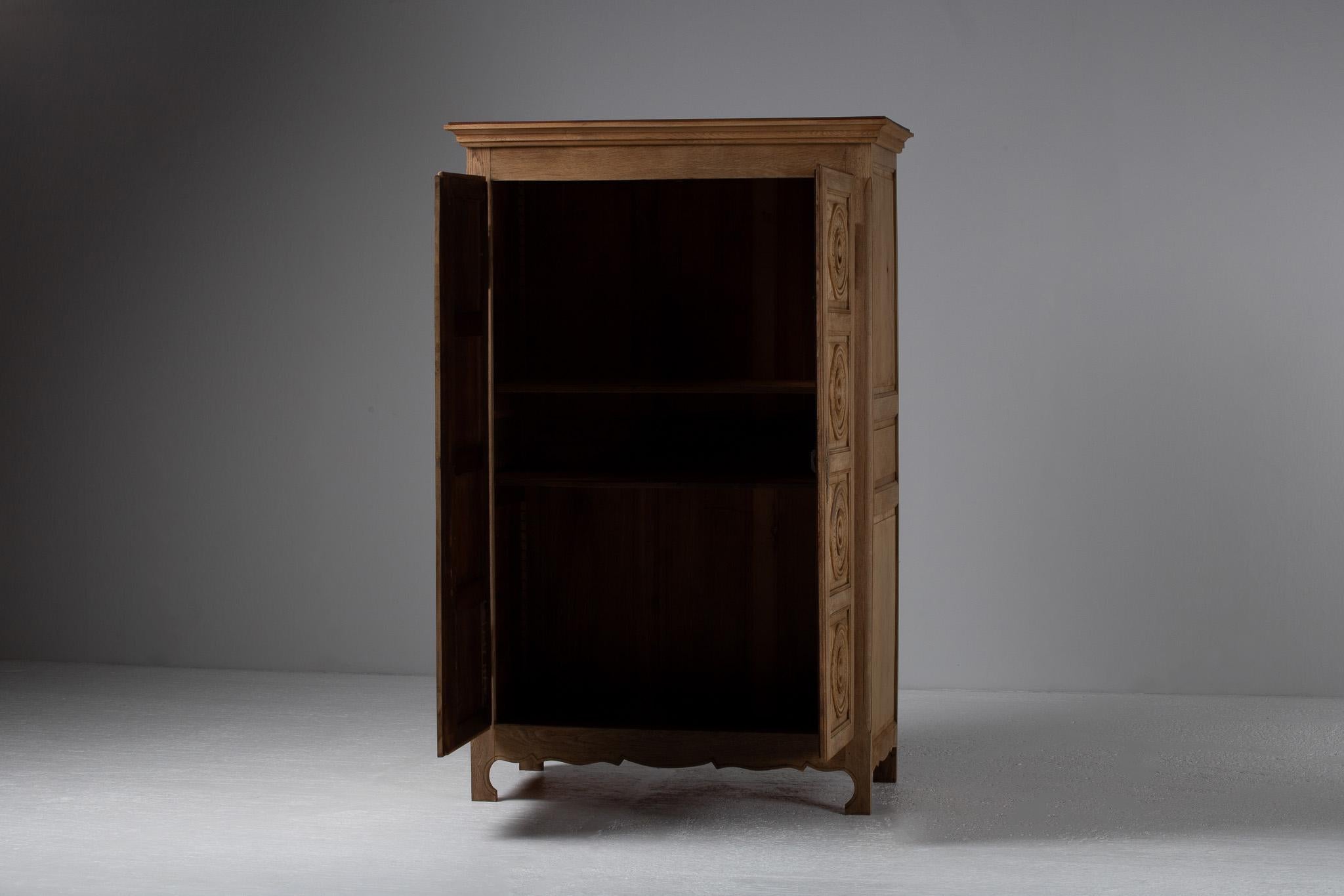 Hand-Carved Oak Armoire, France, 1950s In condizioni buone in vendita a Kaštel Sućurac, Splitsko-dalmatinska županija