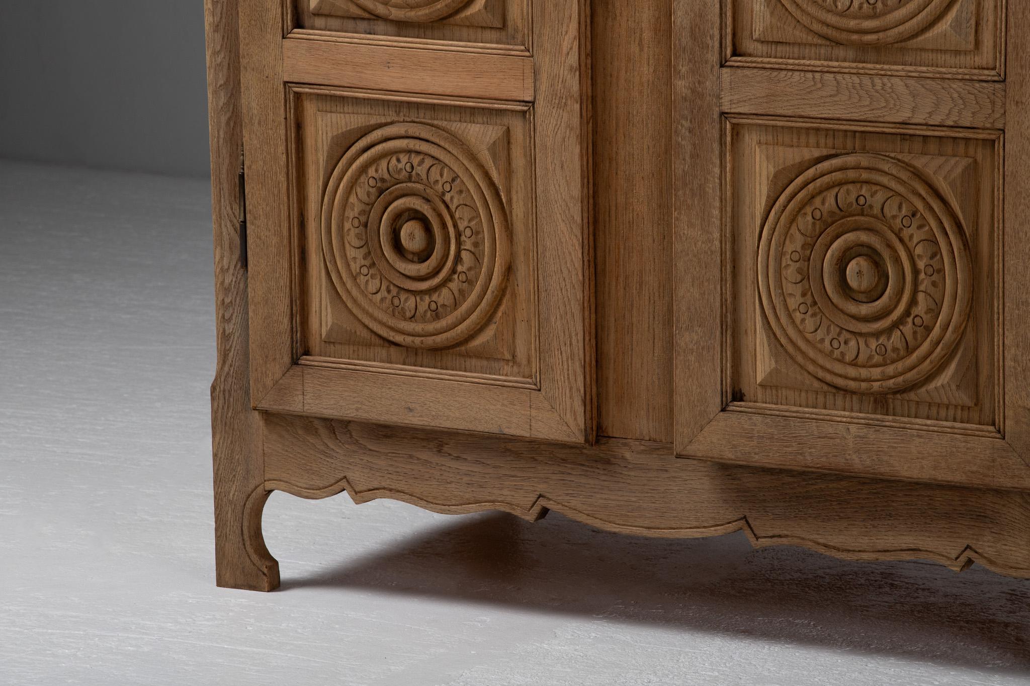 Armoire en Oak Oak sculptée à la main, France, années 1950 en vente 1