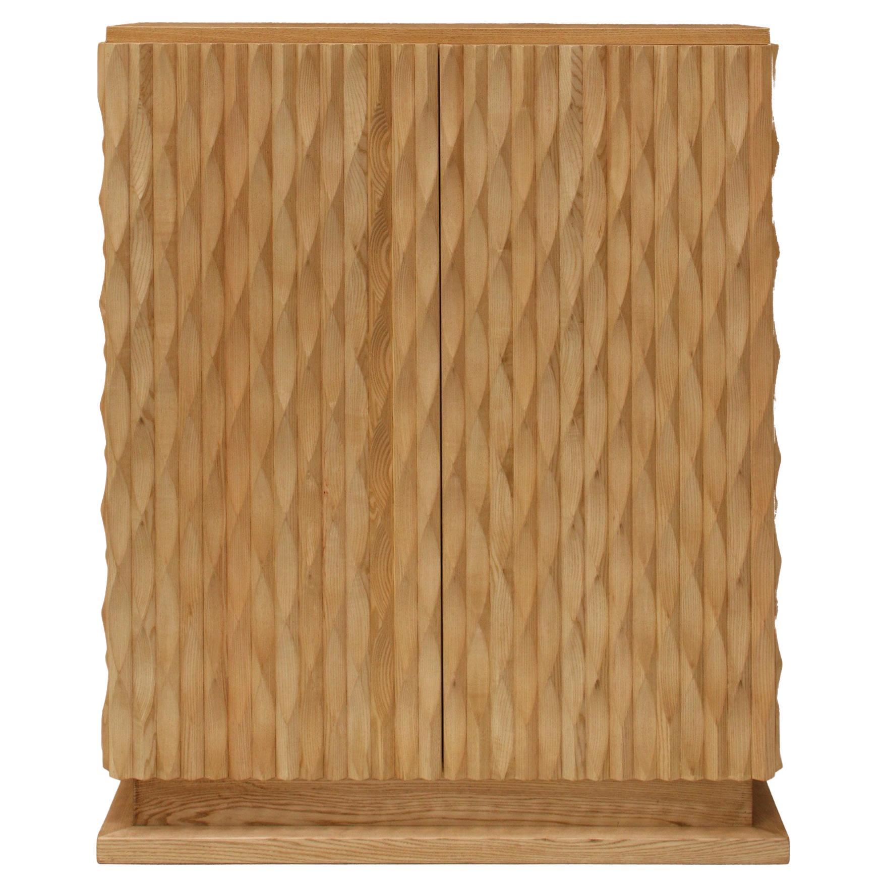 Meuble de bar italien de style brutaliste sculpté à la main en chêne et miroir en verre