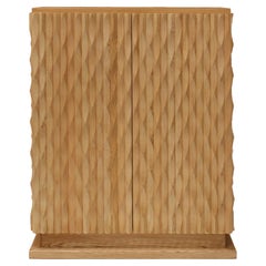 Meuble de bar italien de style brutaliste sculpté à la main en chêne et miroir en verre