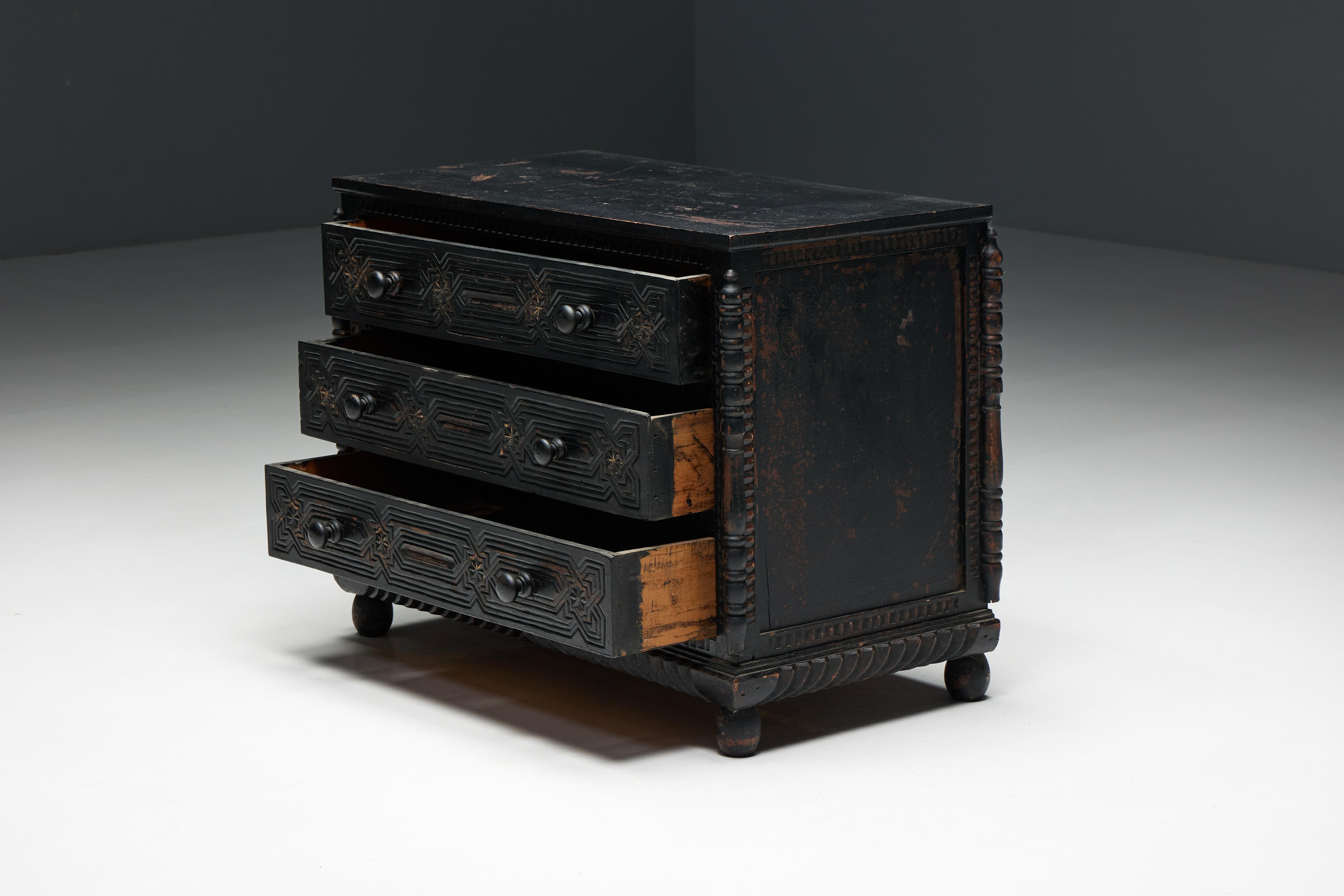 Commode en chêne sculptée à la main, France, 18ème siècle en vente 3