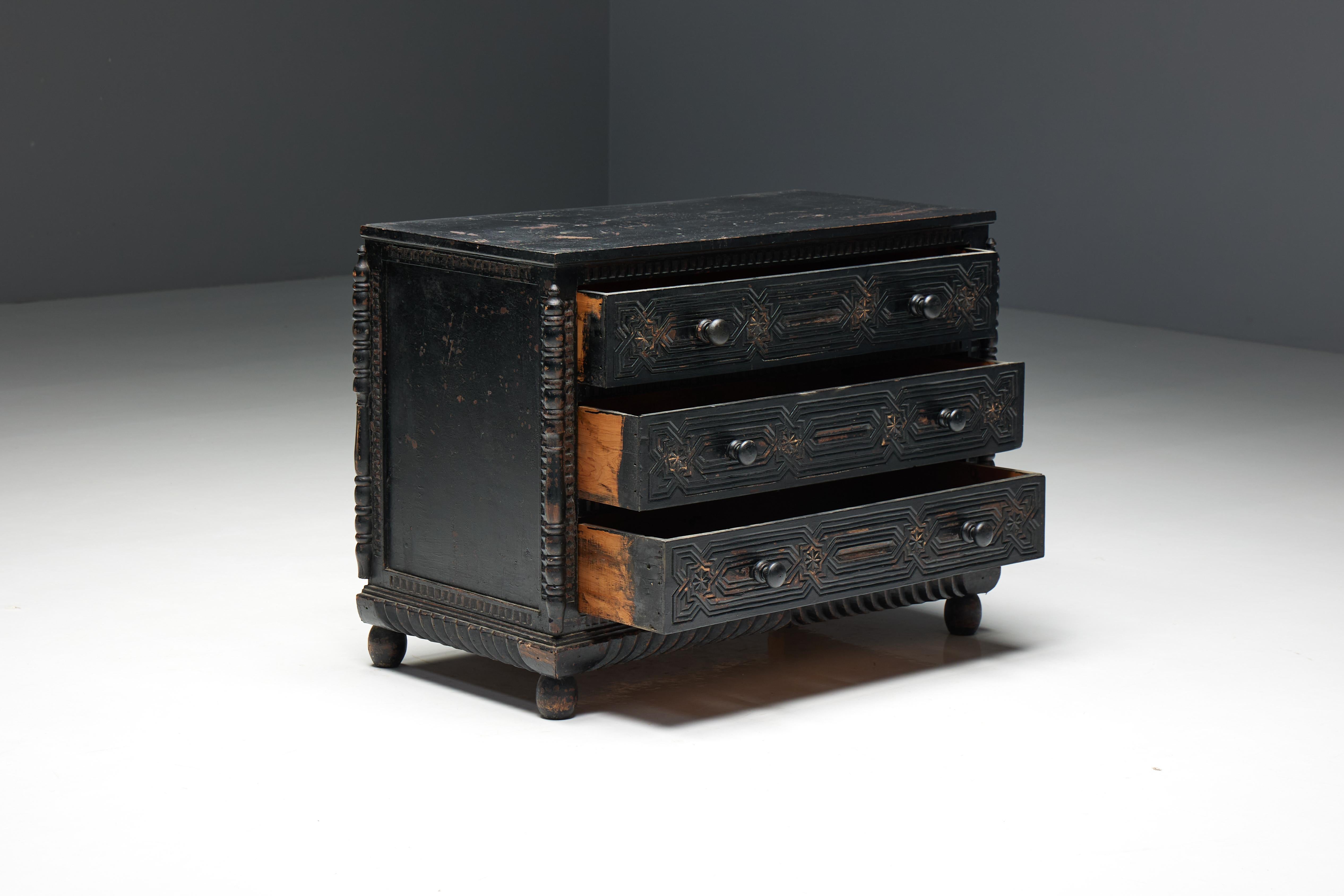 Commode en chêne sculptée à la main, France, 18ème siècle en vente 4