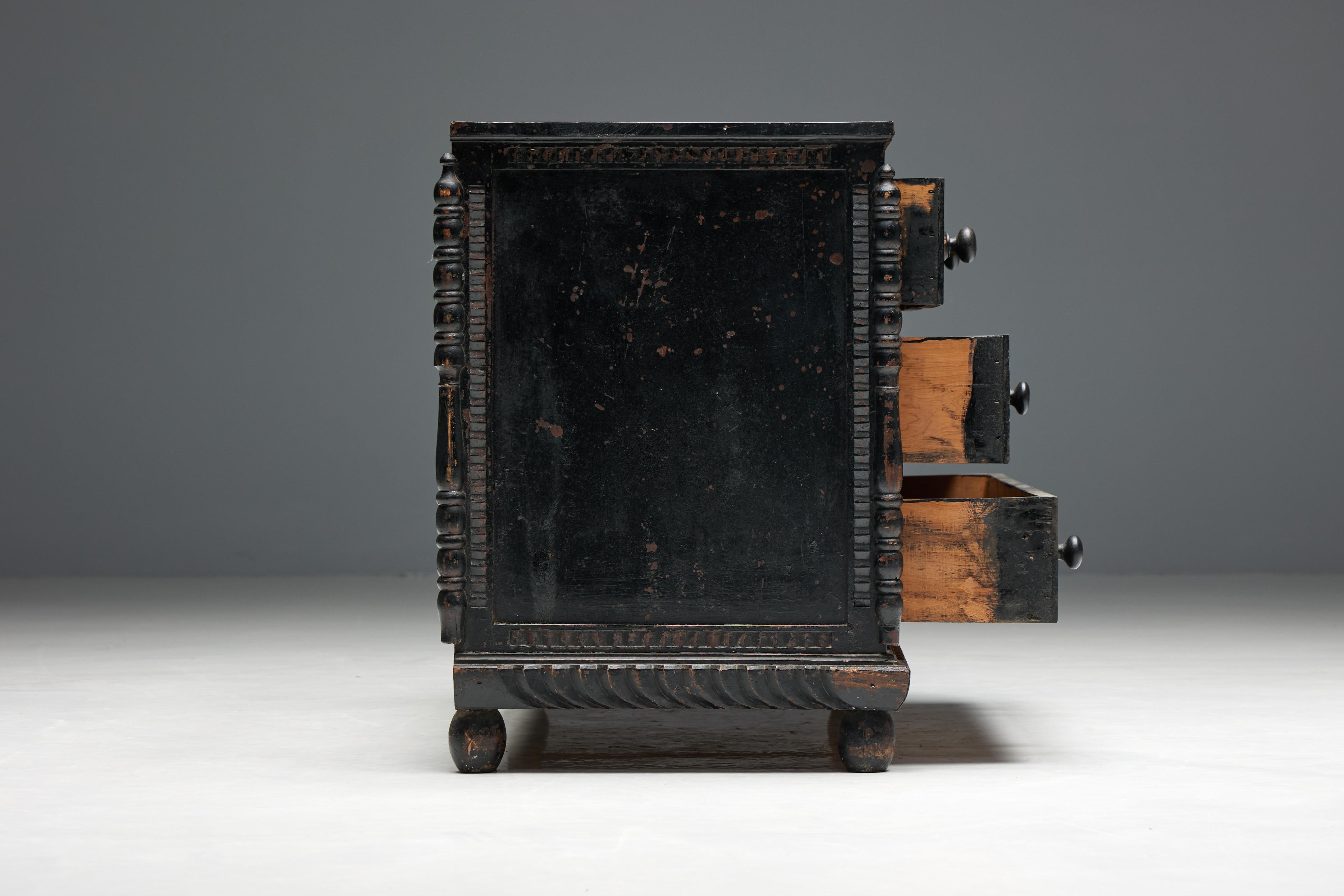 Commode en chêne sculptée à la main, France, 18ème siècle en vente 5