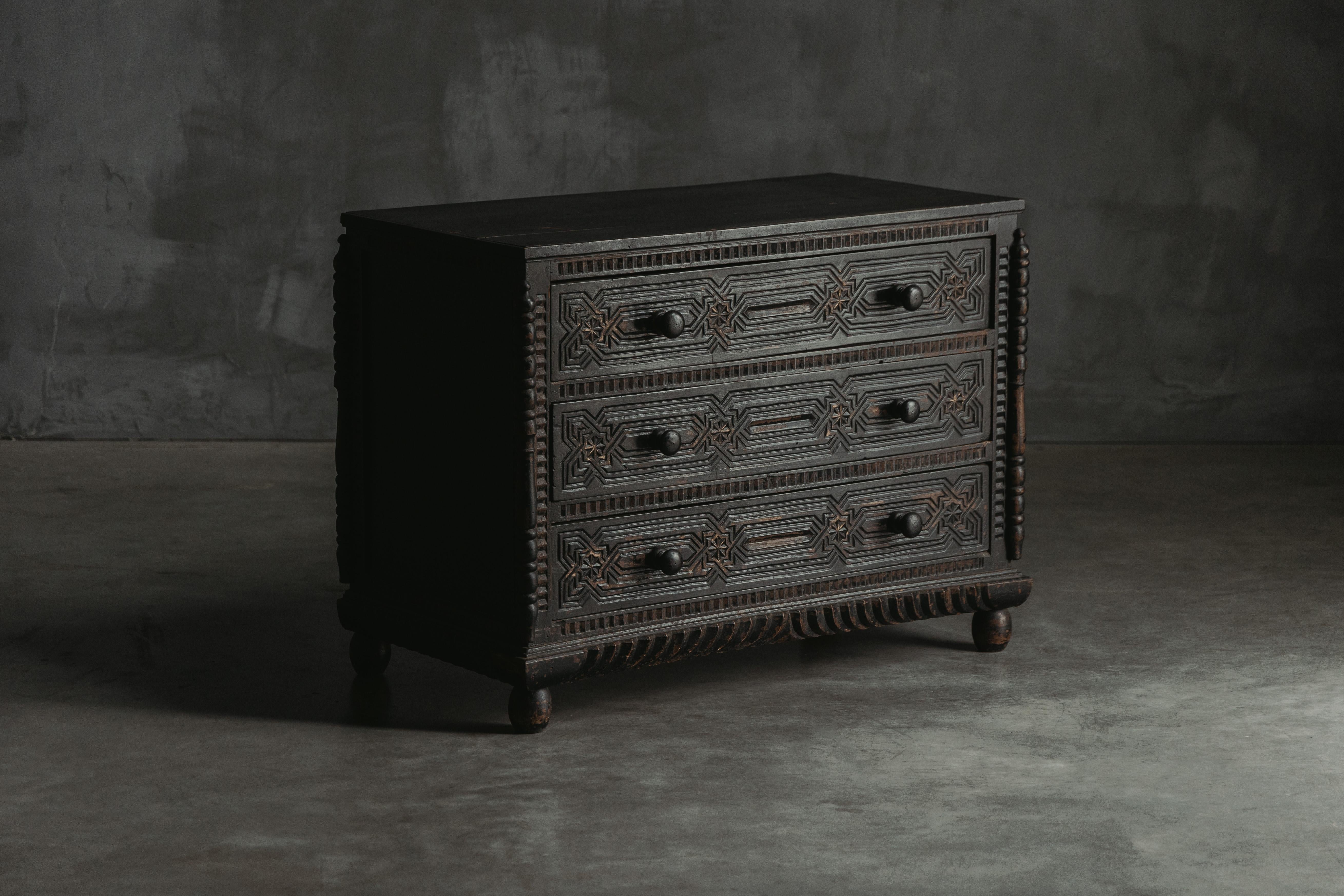 Magnifique commode en chêne, un merveilleux témoignage de l'artisanat et de l'élégance intemporelle. Au premier coup d'œil, la commode séduit par ses détails complexes. Les trois tiroirs sont graphiquement sculptés pour révéler plusieurs étoiles
