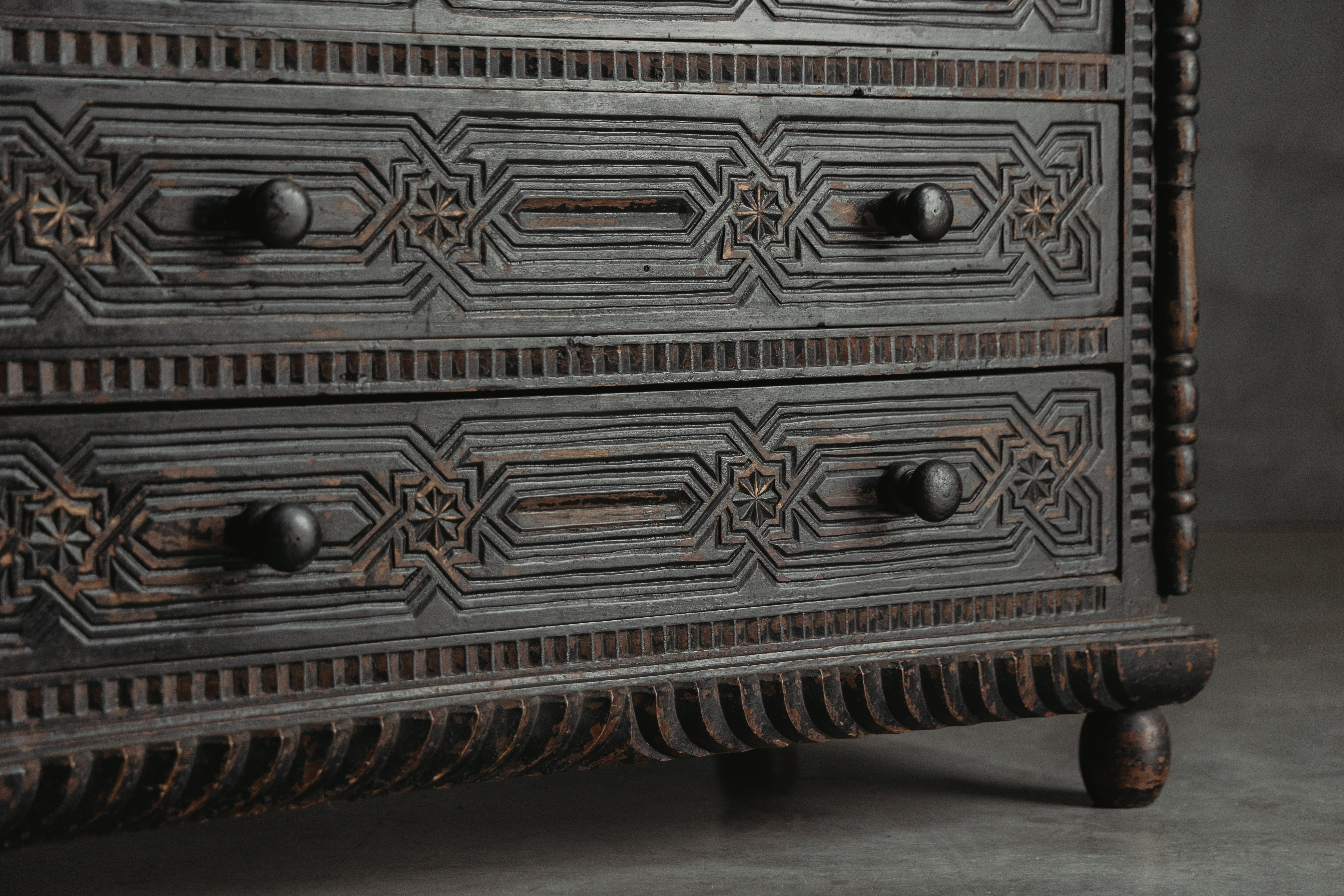 Rustique Commode en chêne sculptée à la main, France, 18ème siècle en vente