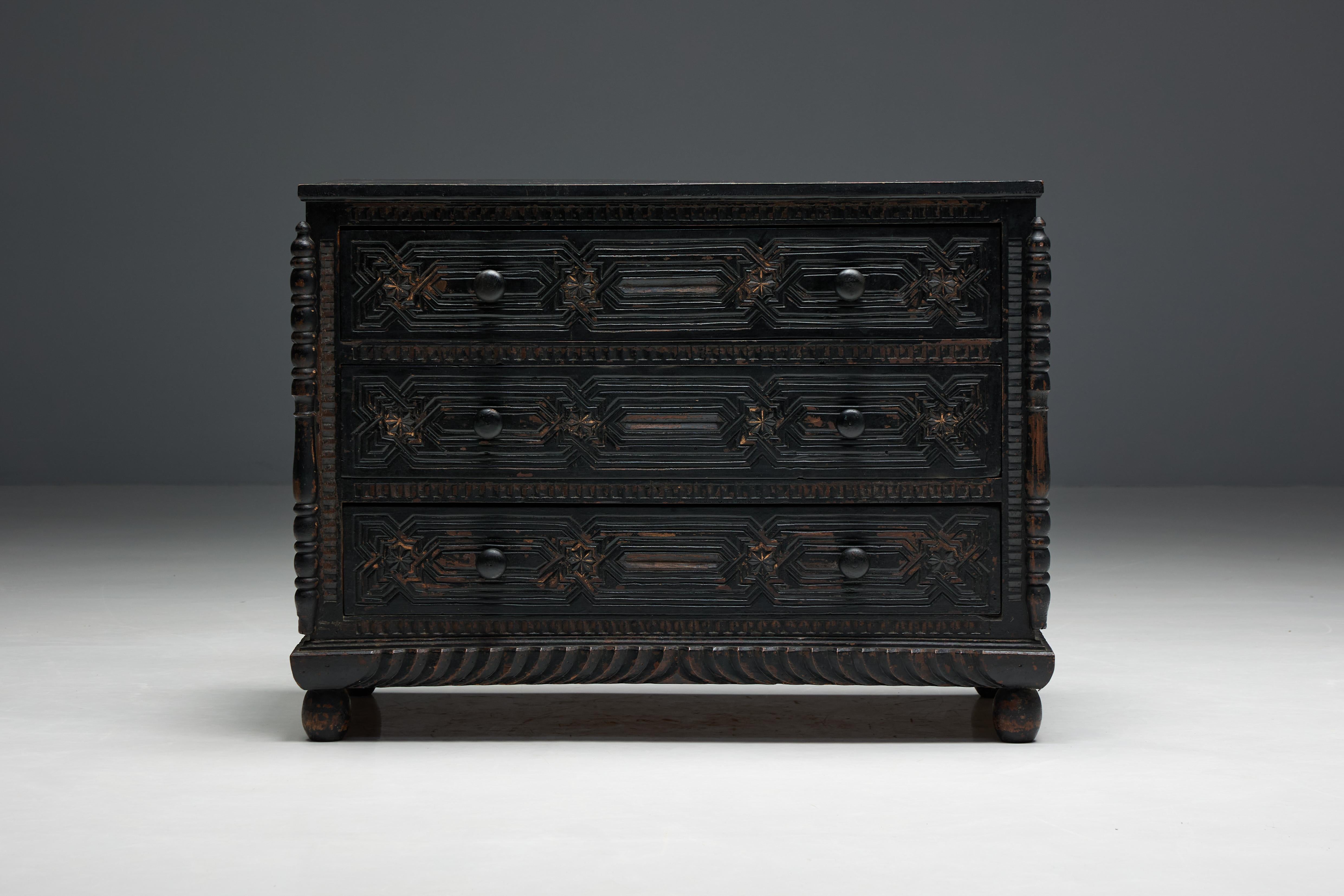 Commode en chêne sculptée à la main, France, 18ème siècle Excellent état - En vente à Antwerp, BE
