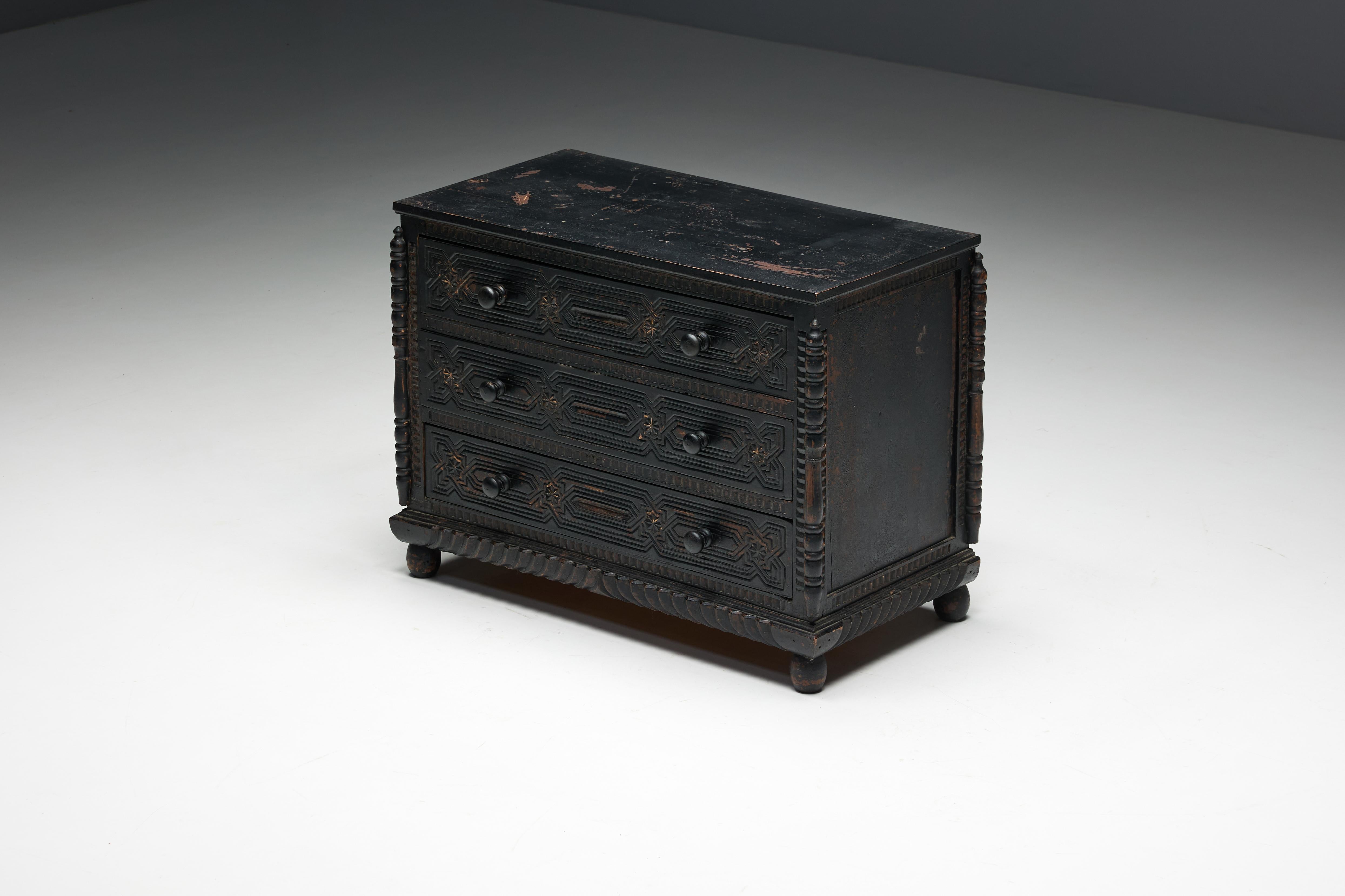 XVIIIe siècle et antérieur Commode en chêne sculptée à la main, France, 18ème siècle en vente