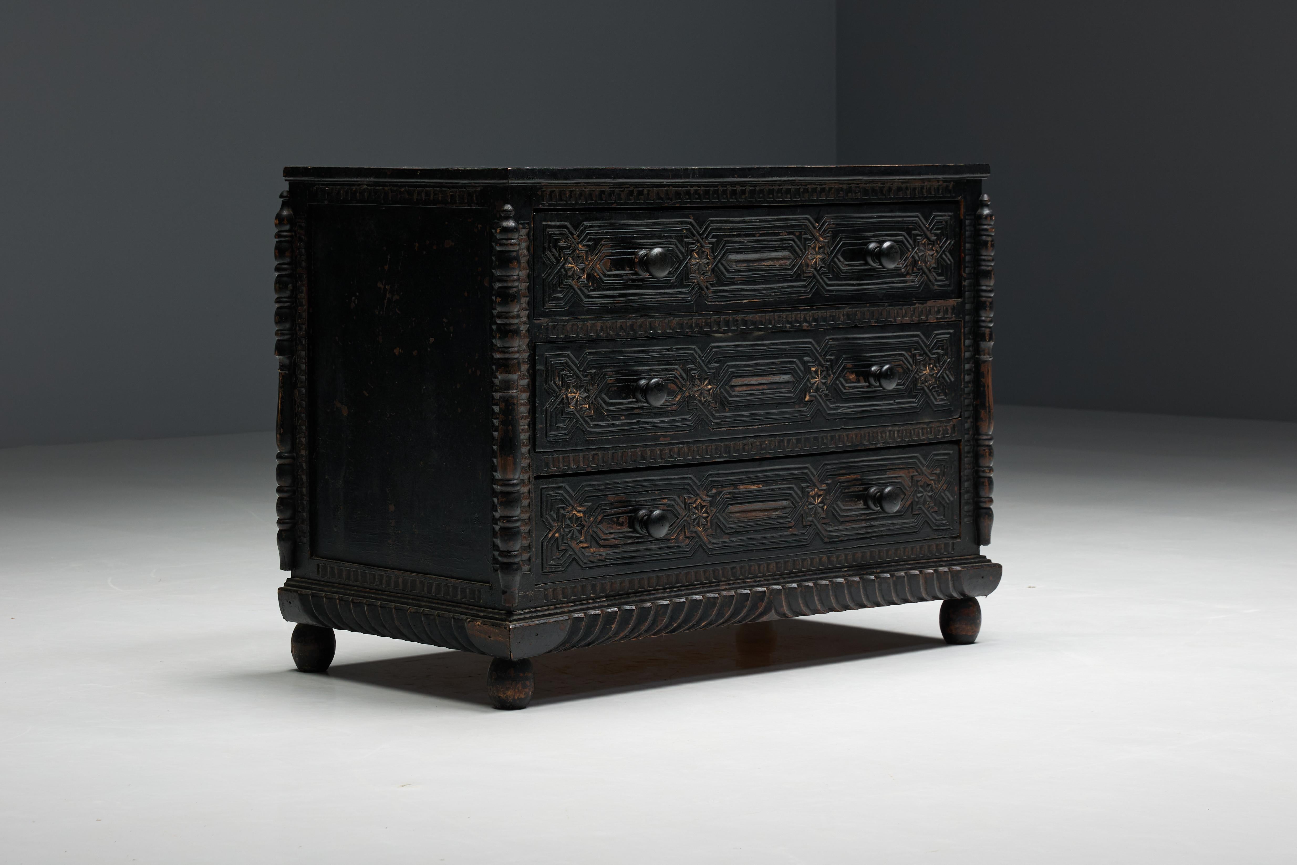 Bois Commode en chêne sculptée à la main, France, 18ème siècle en vente