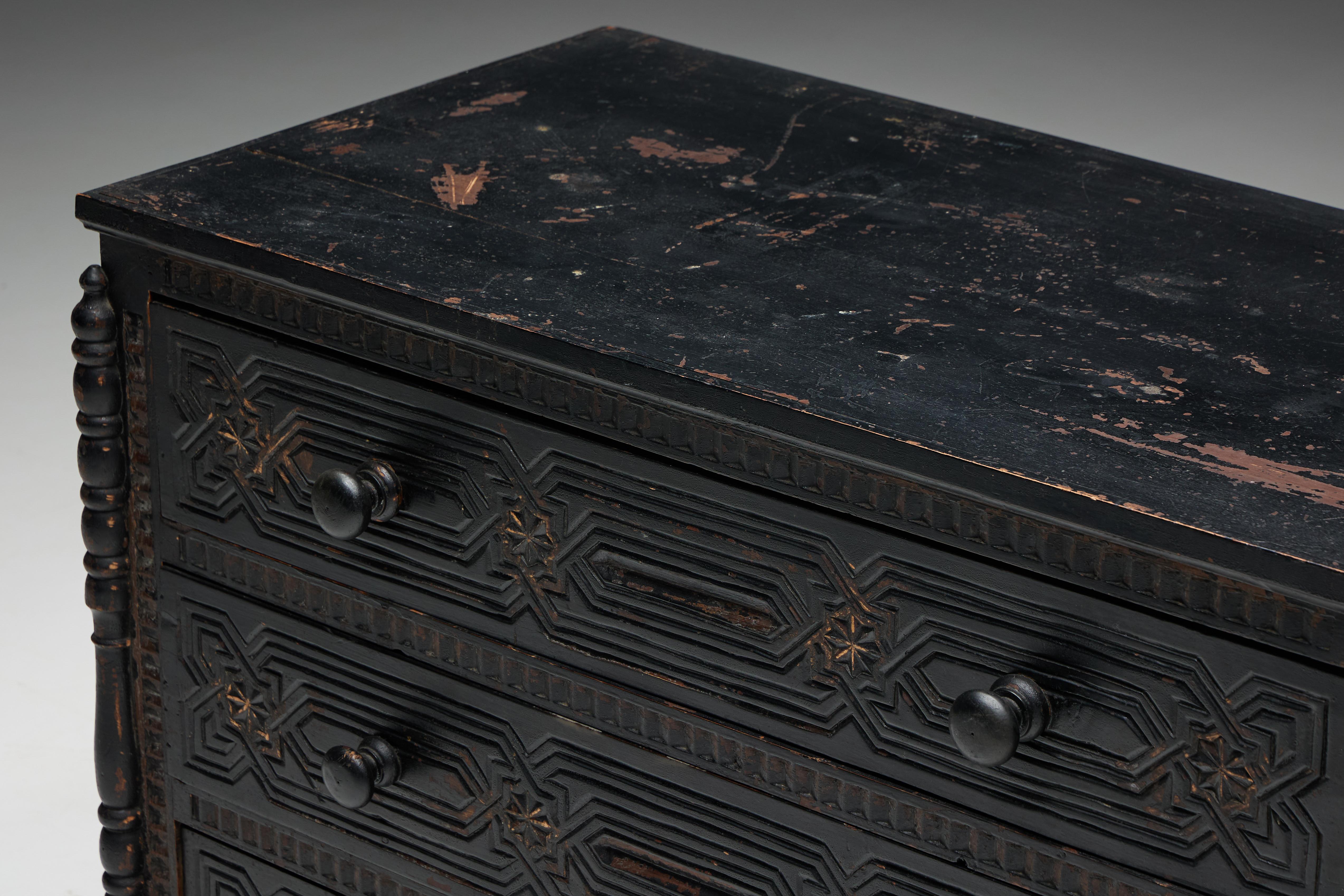 Commode en chêne sculptée à la main, France, 18ème siècle en vente 1