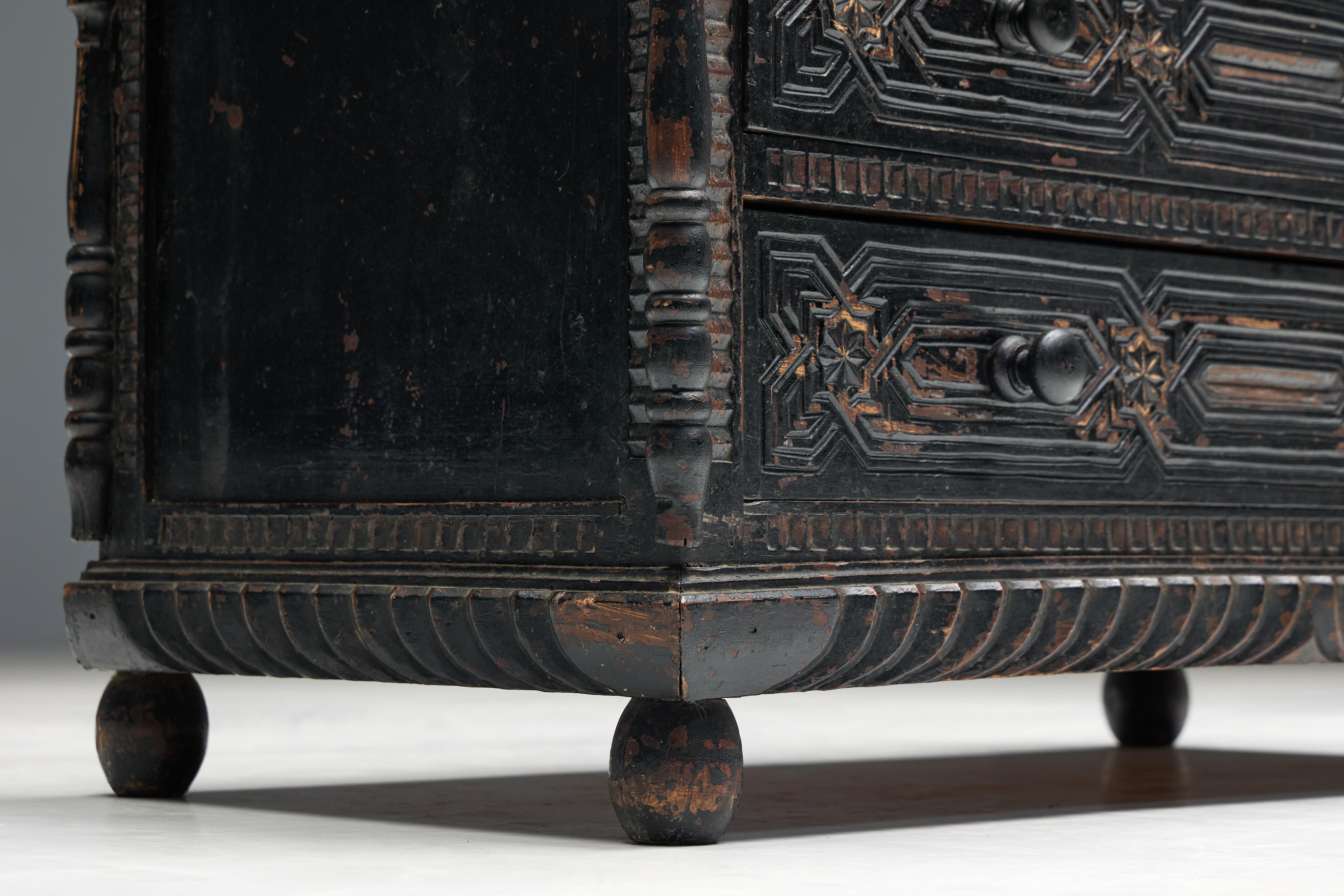 Commode en chêne sculptée à la main, France, 18ème siècle en vente 2