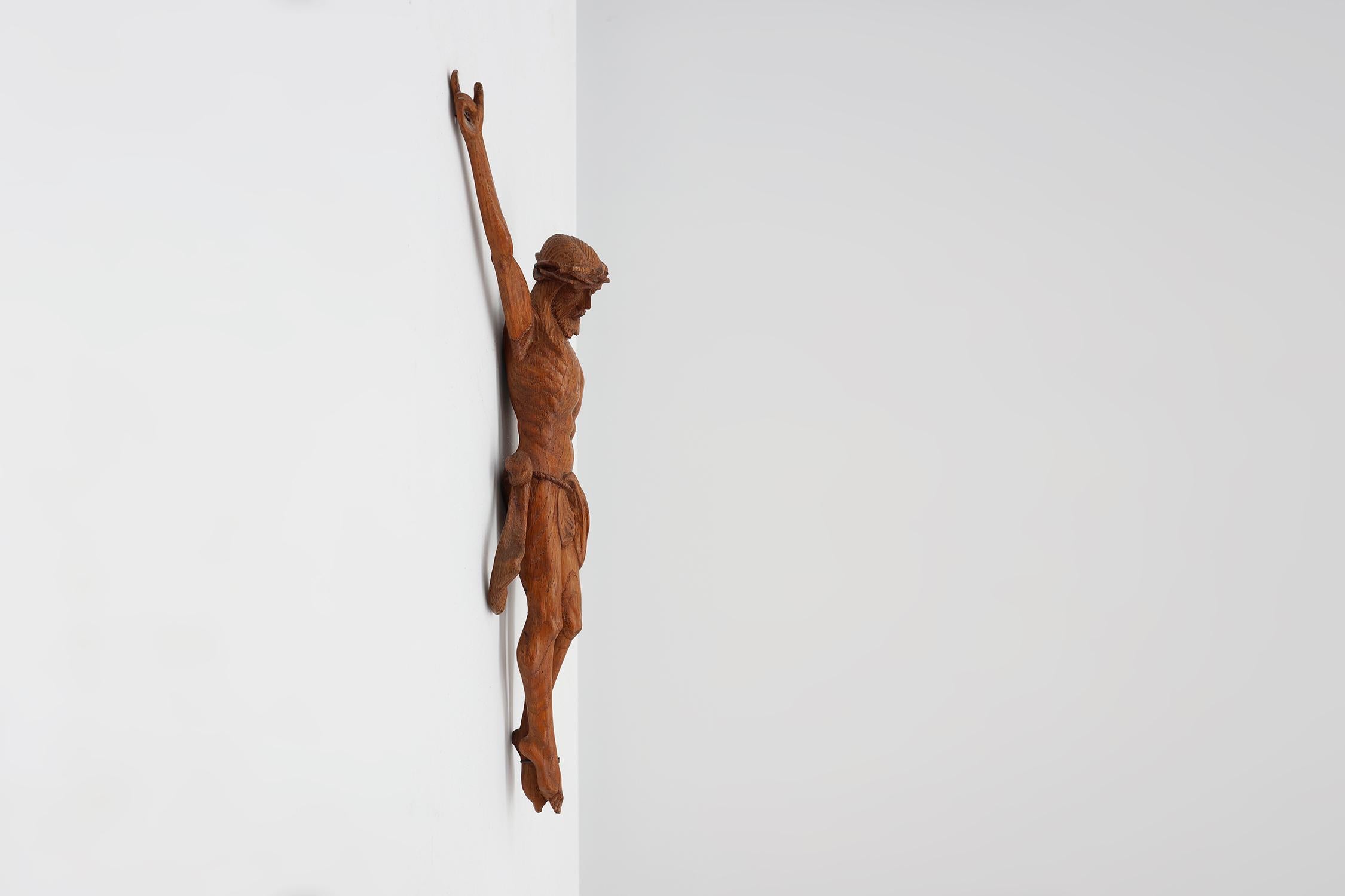 Crucifix ou corpus Christi en chêne sculpté à la main, Belgique vers 1900 en vente 2