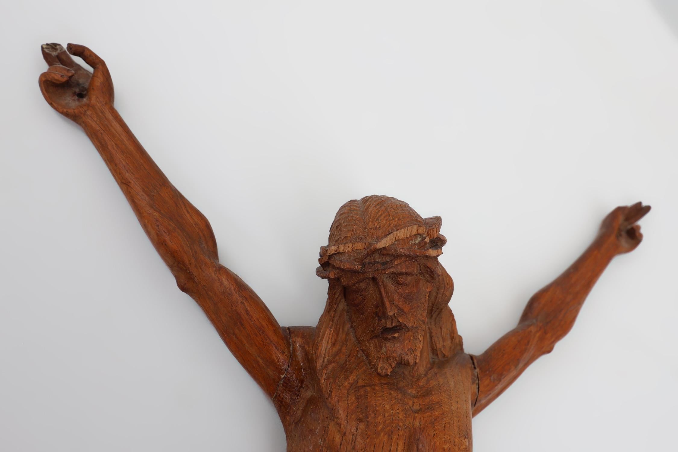 Belgique / 1900 / crucifix / chêne / Religieux / Antique 

Statue ancienne du Christ en bois sculpté, très détaillée, fabriquée à la main en France vers 1900. En bon état général mais il manque quelques parties des doigts. Une belle pièce pour les