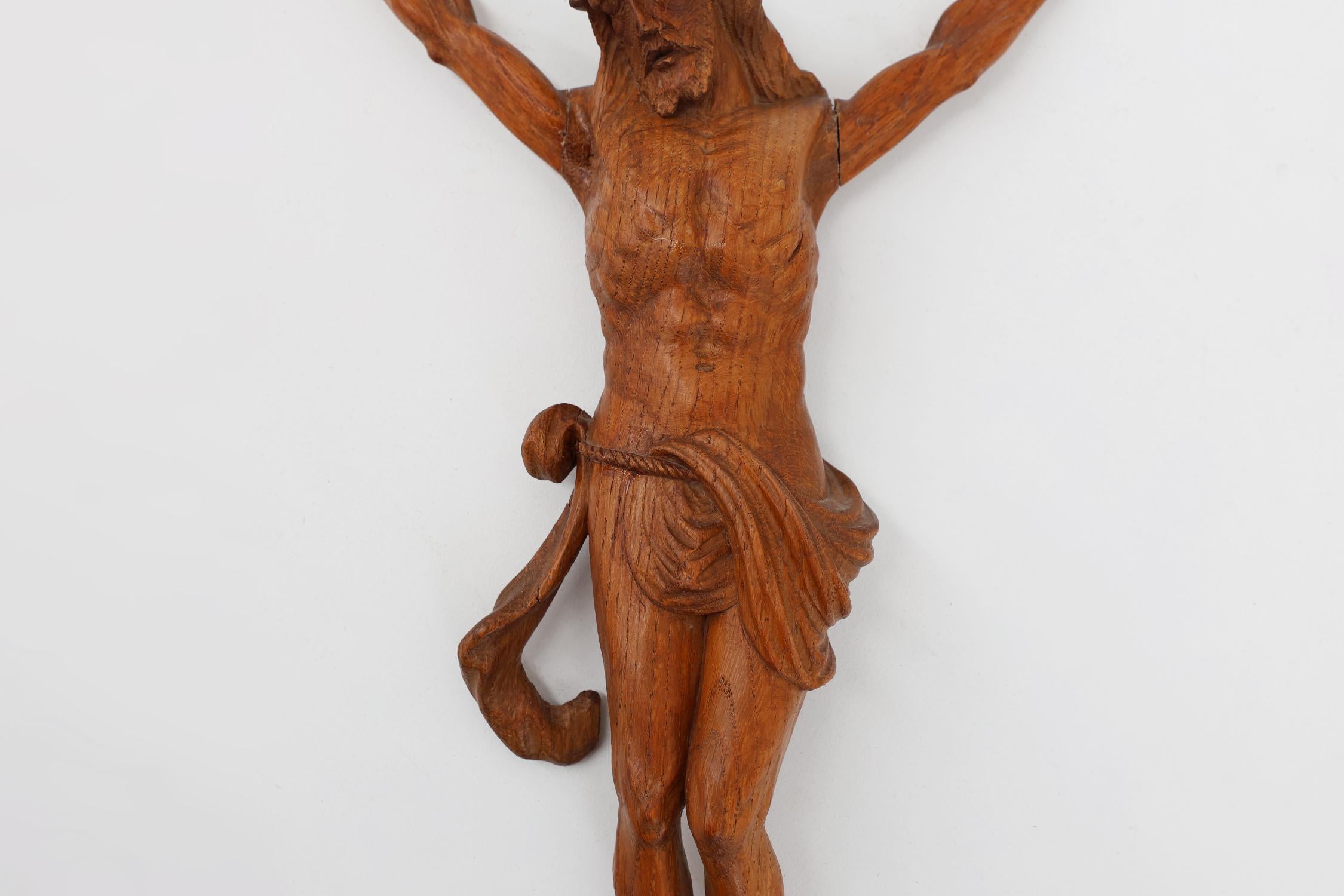 Baroque Crucifix ou corpus Christi en chêne sculpté à la main, Belgique vers 1900 en vente