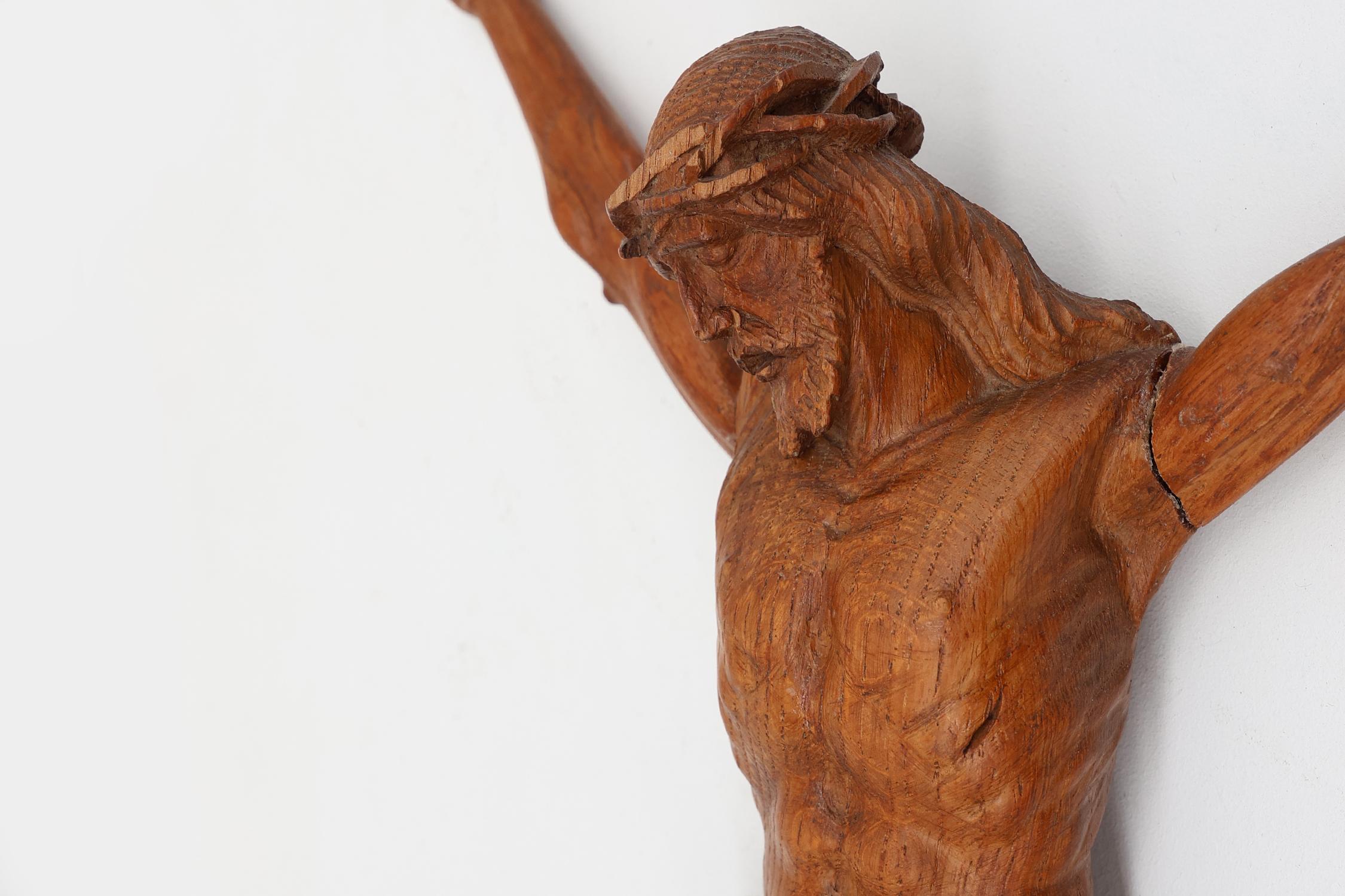 XIXe siècle Crucifix ou corpus Christi en chêne sculpté à la main, Belgique vers 1900 en vente