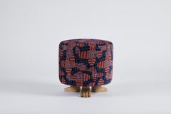 Handgeschnitzter, gepolsterter Lupa-Ottoman aus Eiche mit Pfotenfüßen von Martin & Brocket