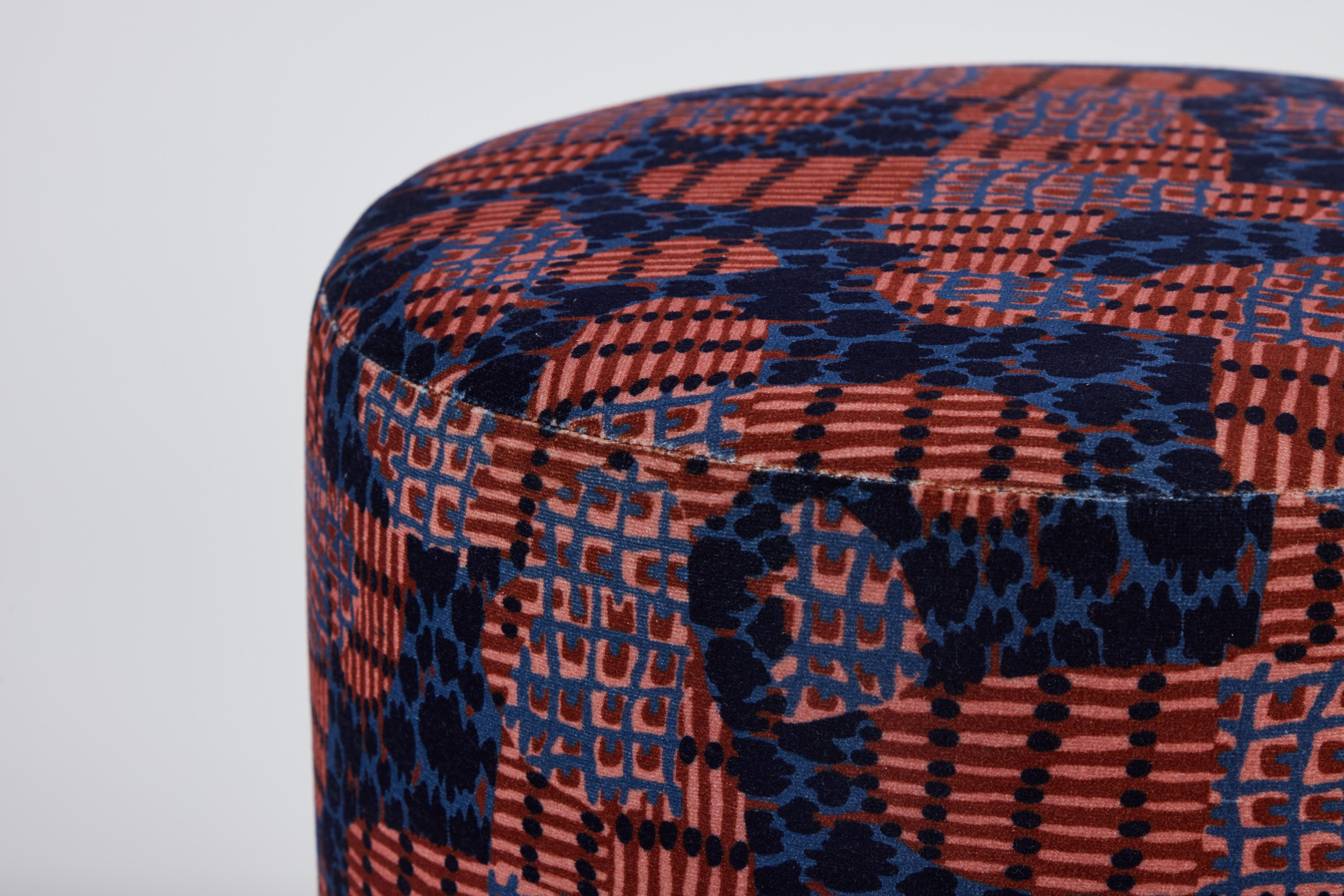 Americano Pouf imbottito con piedi a zampa di Lupa in Oak Oak intagliato a mano di Martin & Brocket in vendita