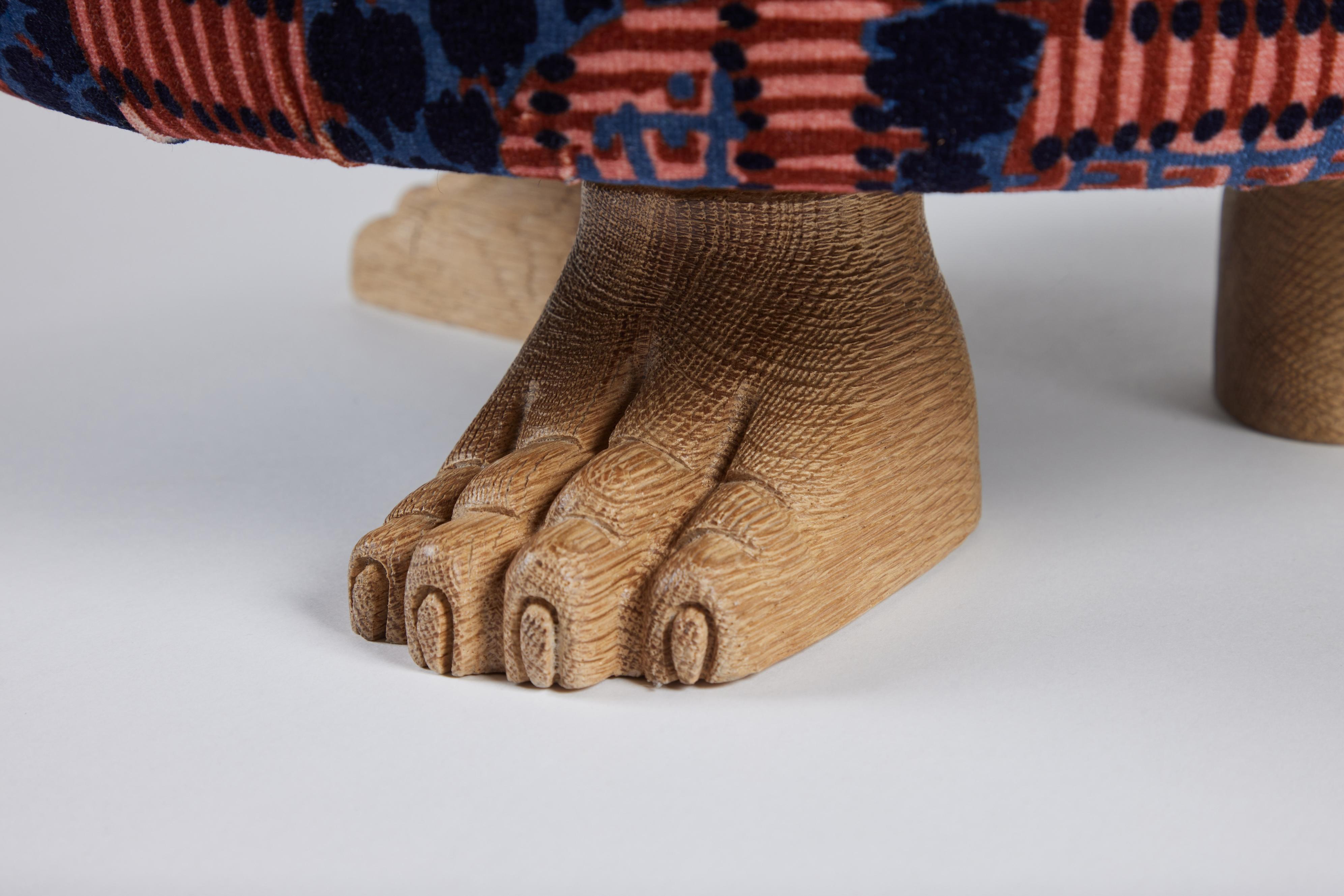 Intagliato a mano Pouf imbottito con piedi a zampa di Lupa in Oak Oak intagliato a mano di Martin & Brocket in vendita