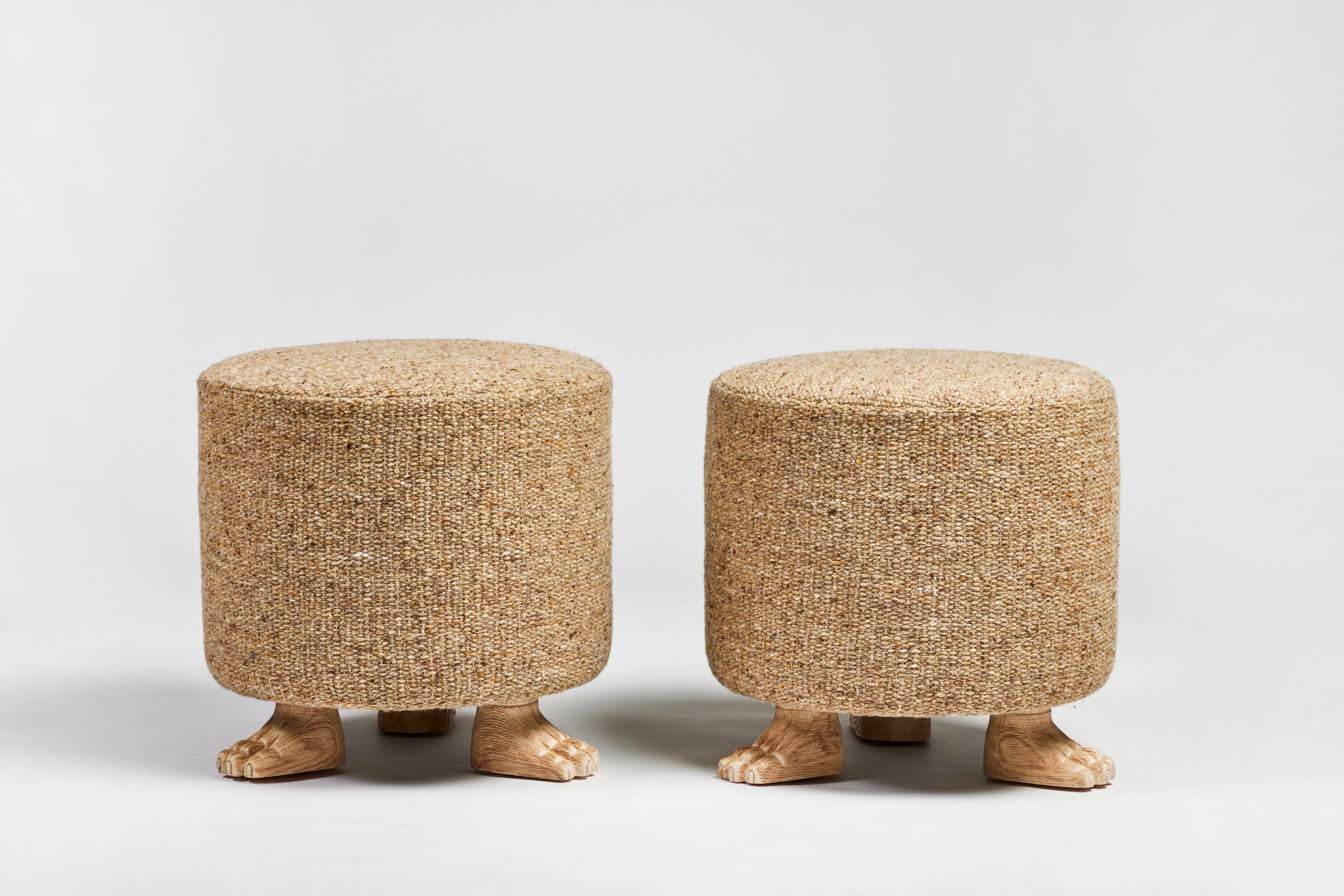 XXI secolo e contemporaneo Pouf imbottito con piedi a zampa di Lupa in Oak Oak intagliato a mano di Martin & Brocket in vendita