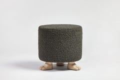 Handgeschnitzter, gepolsterter Lupa-Ottoman aus Eiche mit Pfotenfüßen von Martin & Brocket