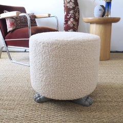 Handgeschnitzter gepolsterter Polsterhocker aus Eiche mit Pfotenfüßen von Martin & Brocket