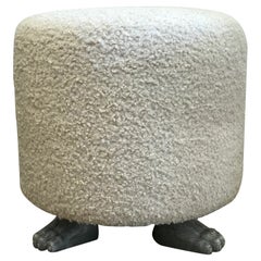 Pouf imbottito con piedi a zampa di Oak intagliato a mano di Martin & Brocket