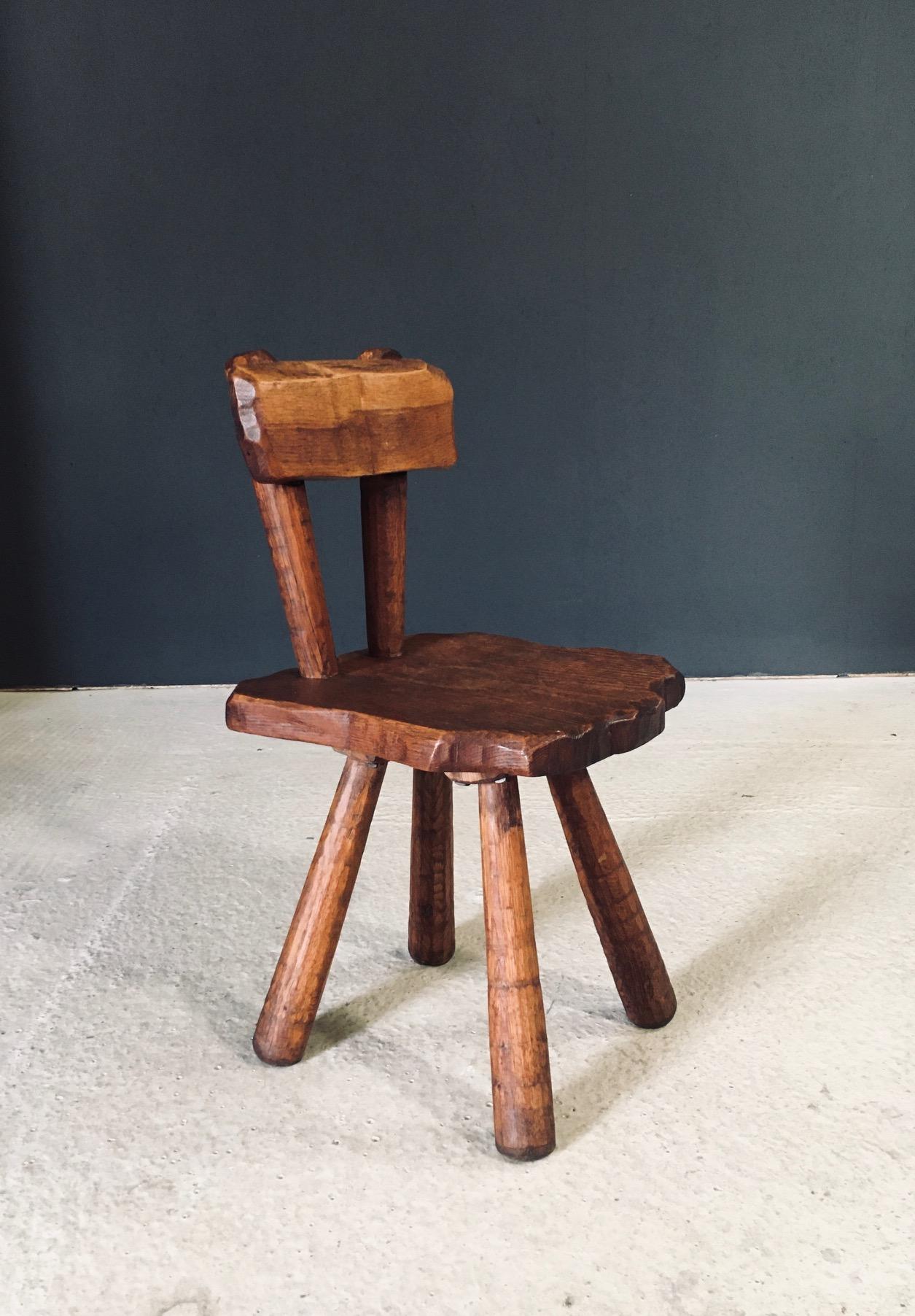 Handgeschnitzter Eiche Rustikaler Alpenstuhl, Frankreich 1920er Jahre (Französische Provence) im Angebot