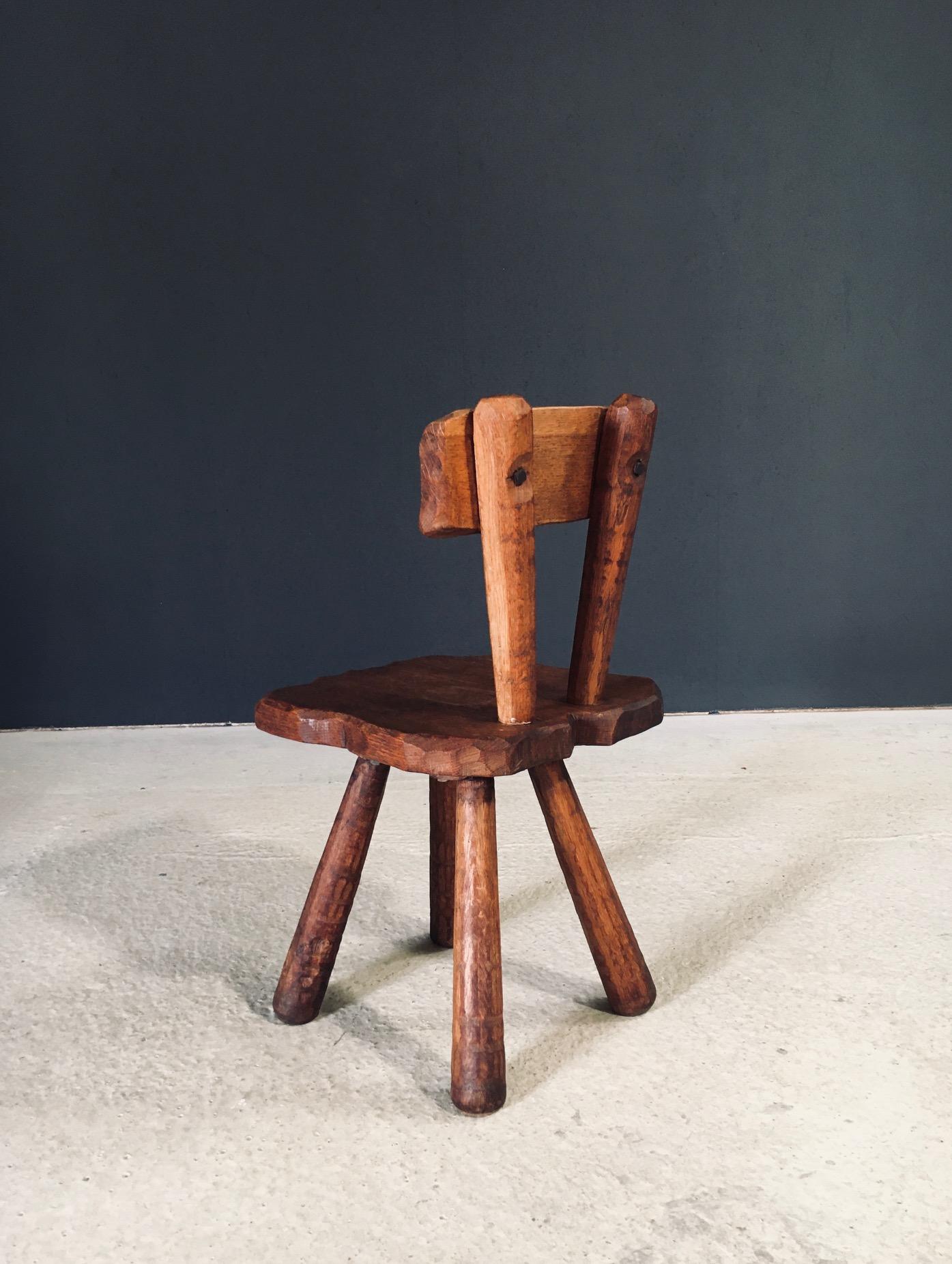 Handgeschnitzter Eiche Rustikaler Alpenstuhl, Frankreich 1920er Jahre im Angebot 1