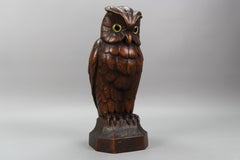 Escultura de búho de madera de roble tallada a mano con ojos de cristal, Alemania, años 30