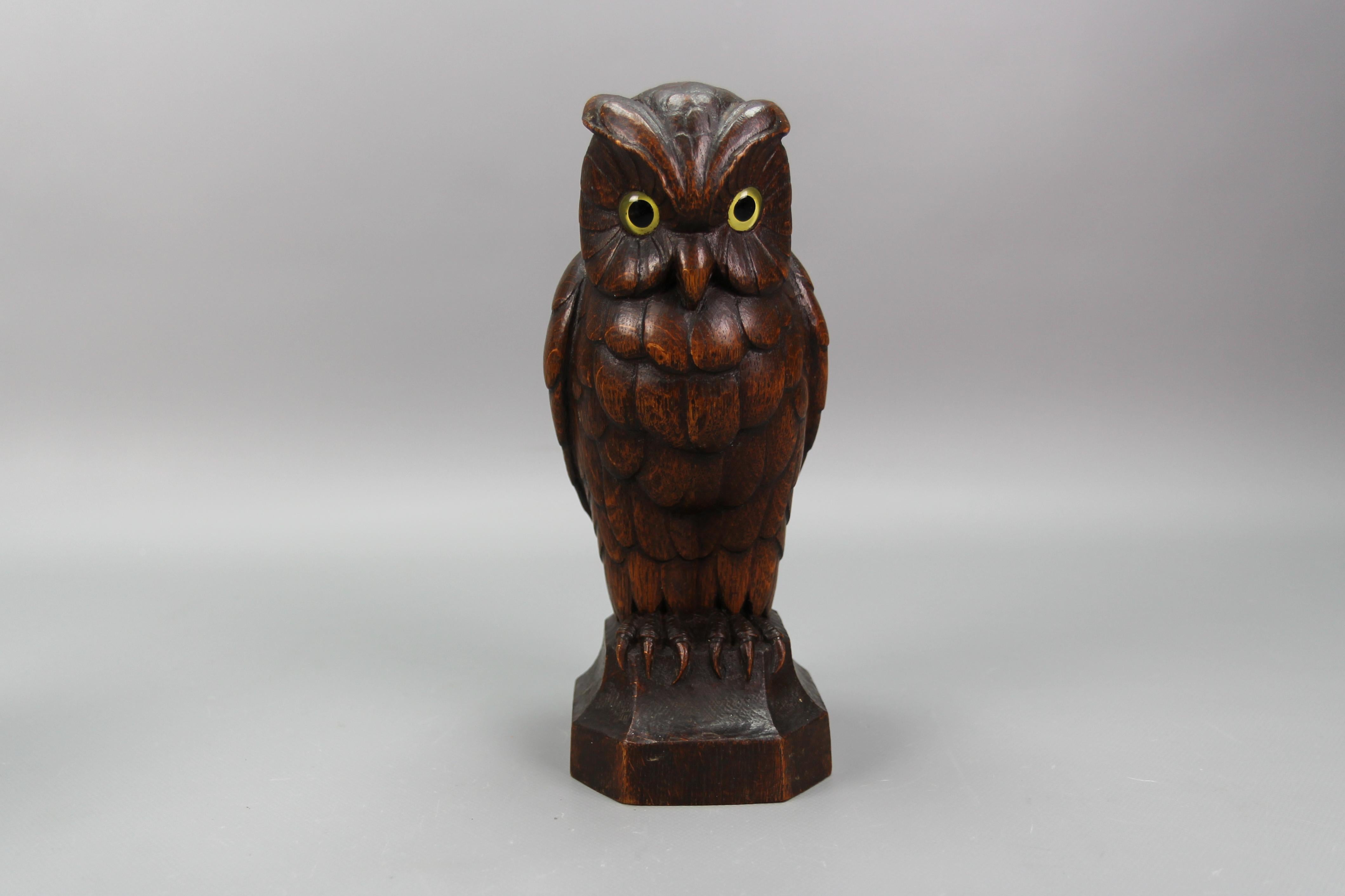 Hand-Carved Oakwood Owl Sculpture with Glass Eyes, Germany, 1930s In Good Condition For Sale In Barntrup, DE