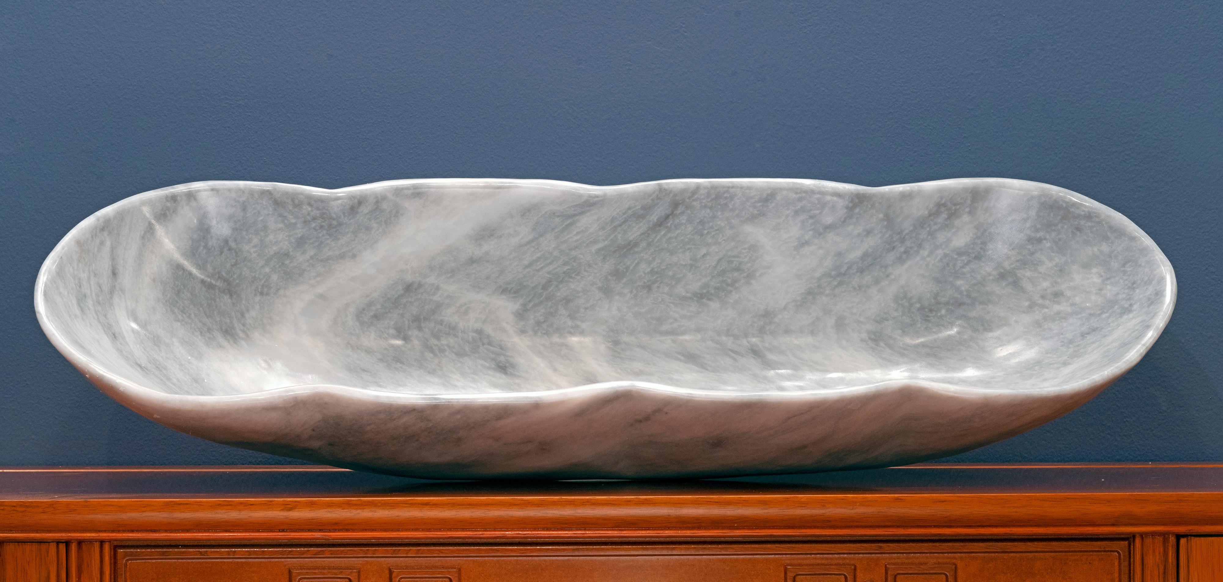 Hand-Carved Oblong Banded White Onyx Freeform Bowl // 32.5 Lb. In New Condition For Sale In New York, NY