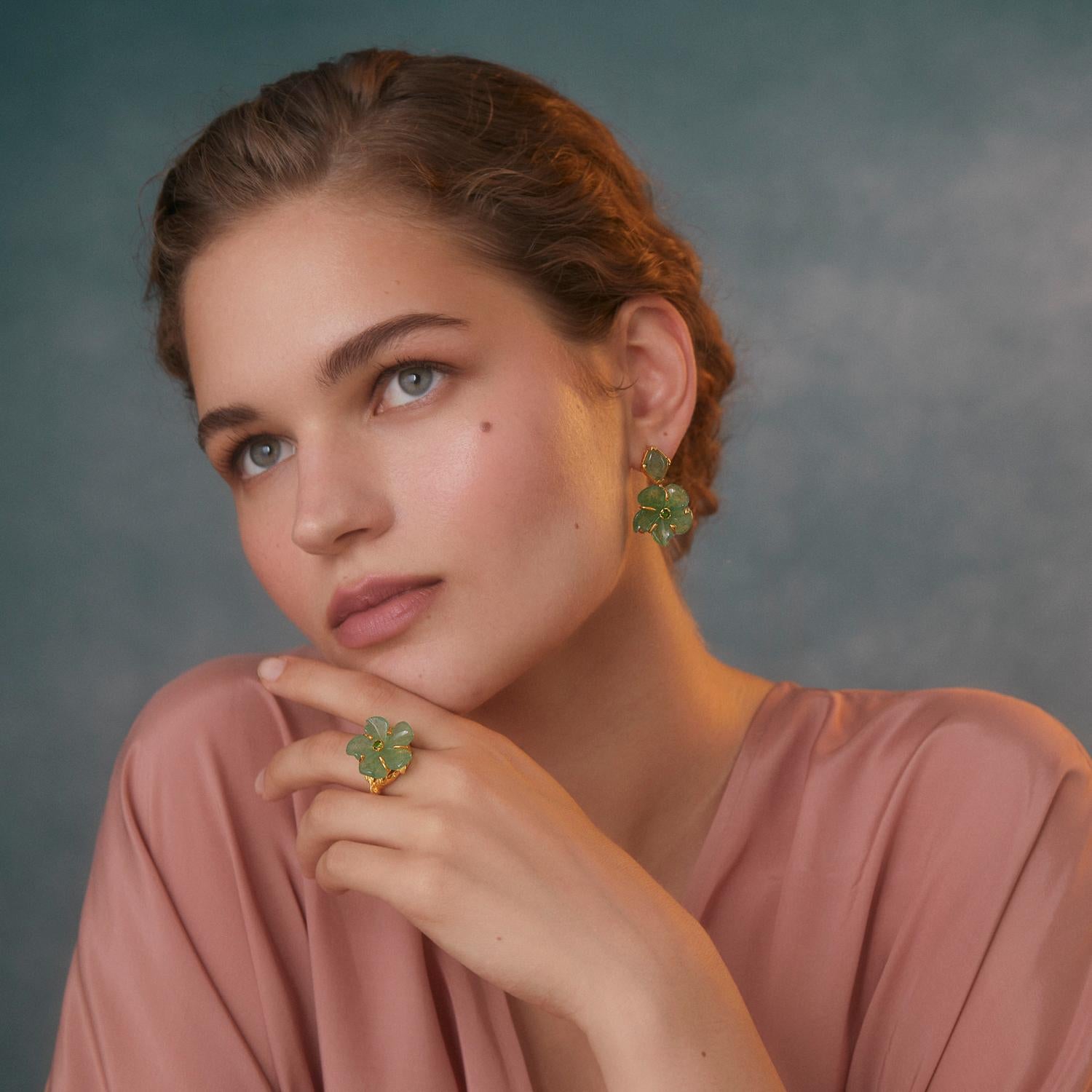 Artisan Boucles d'oreilles fleurs en plaqué or Onxy, sculptées à la main en vente