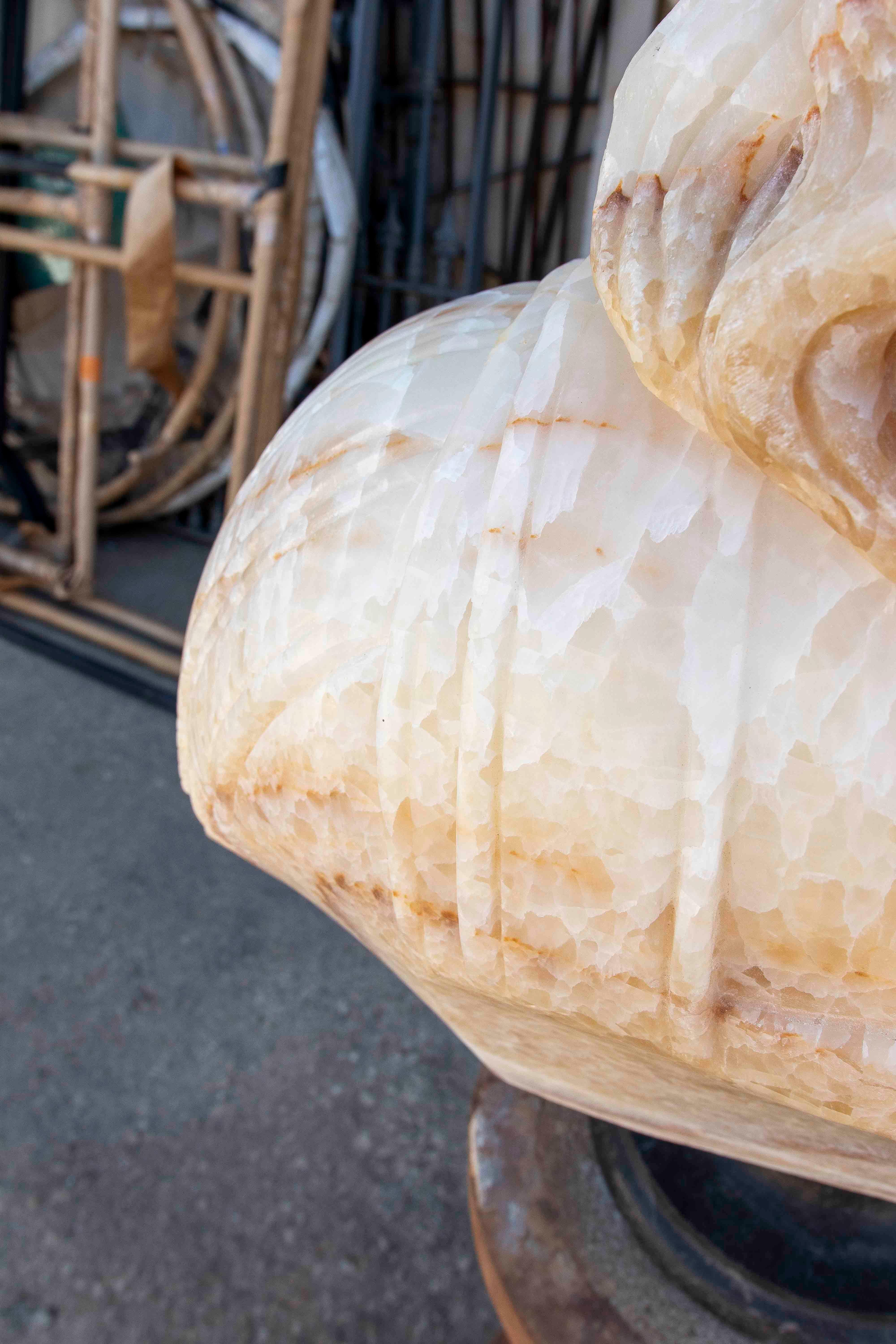 Busto di Mitridate VI in marmo e onice scolpito a mano su una base in vendita 9