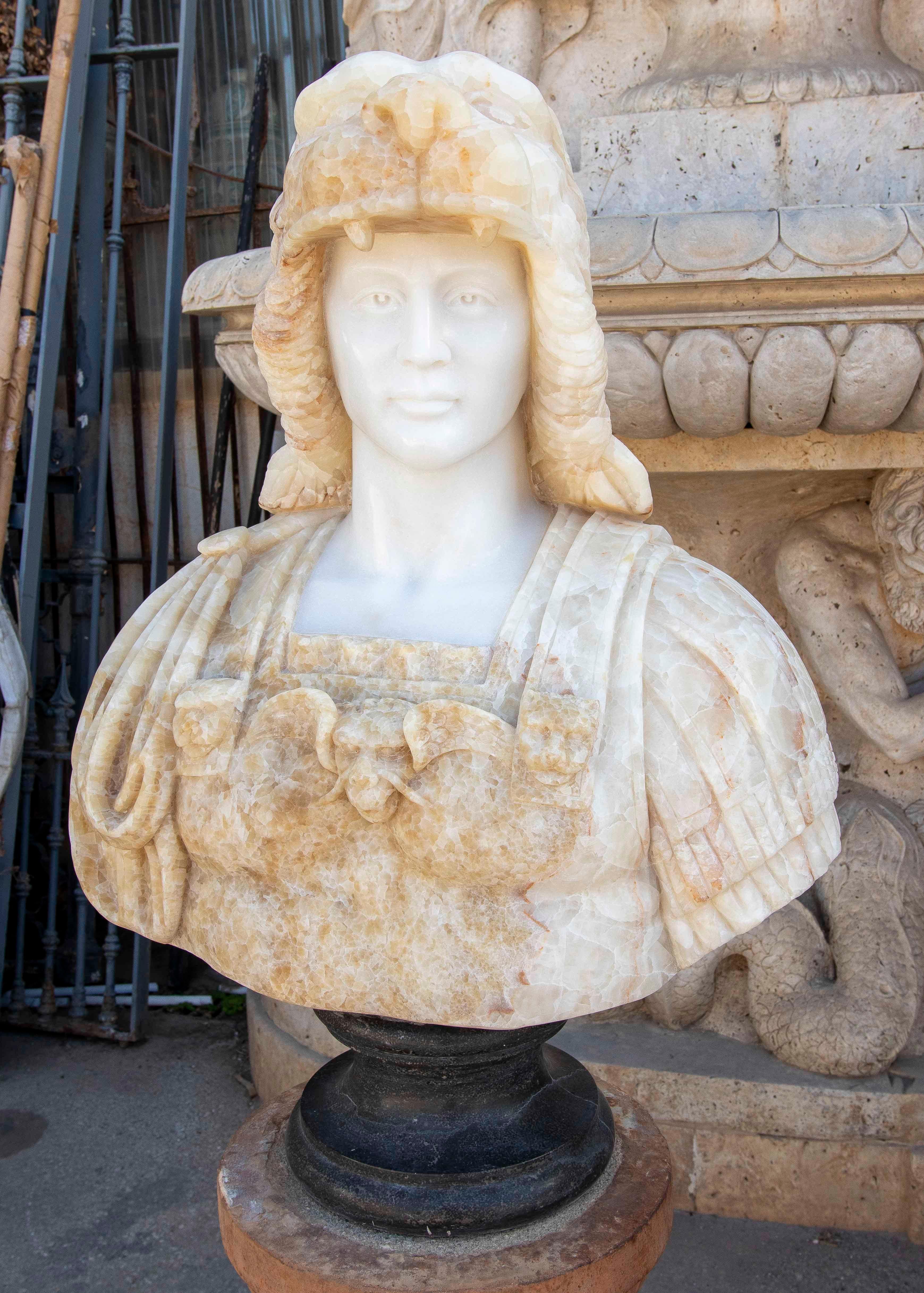 Busto di Mitridate VI in marmo e onice scolpito a mano su una base In condizioni buone in vendita a Marbella, ES