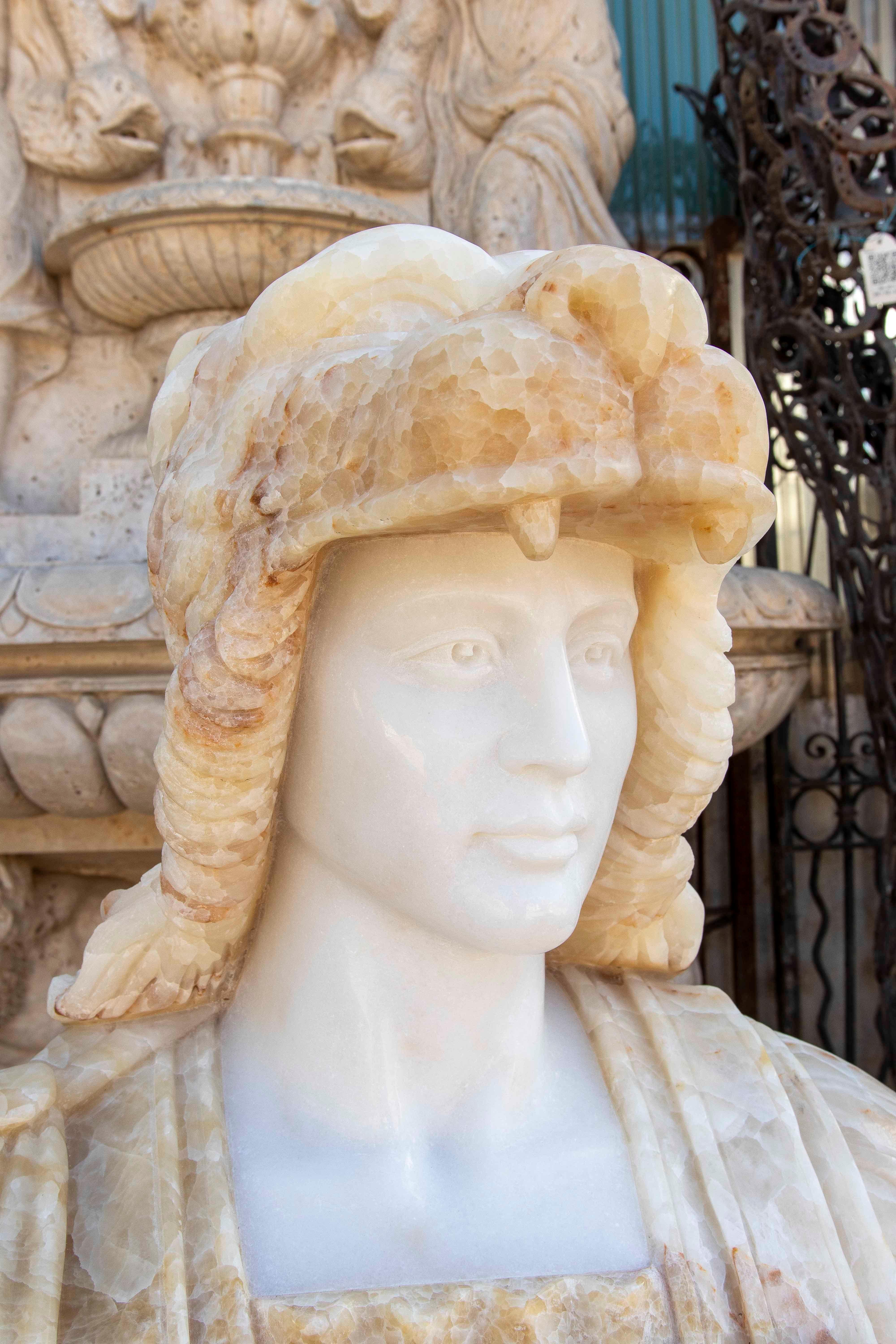 XX secolo Busto di Mitridate VI in marmo e onice scolpito a mano su una base in vendita