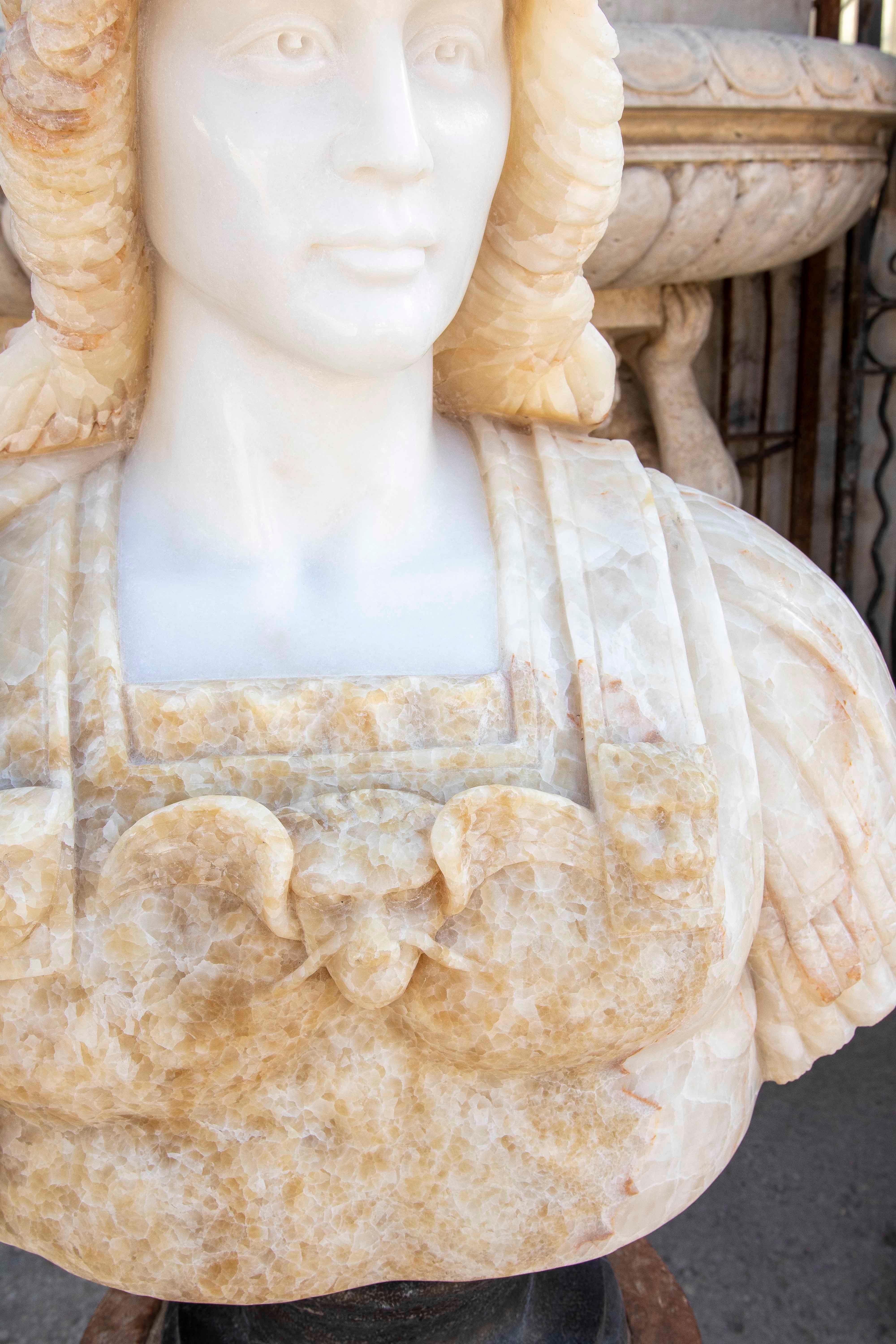 Busto di Mitridate VI in marmo e onice scolpito a mano su una base in vendita 1