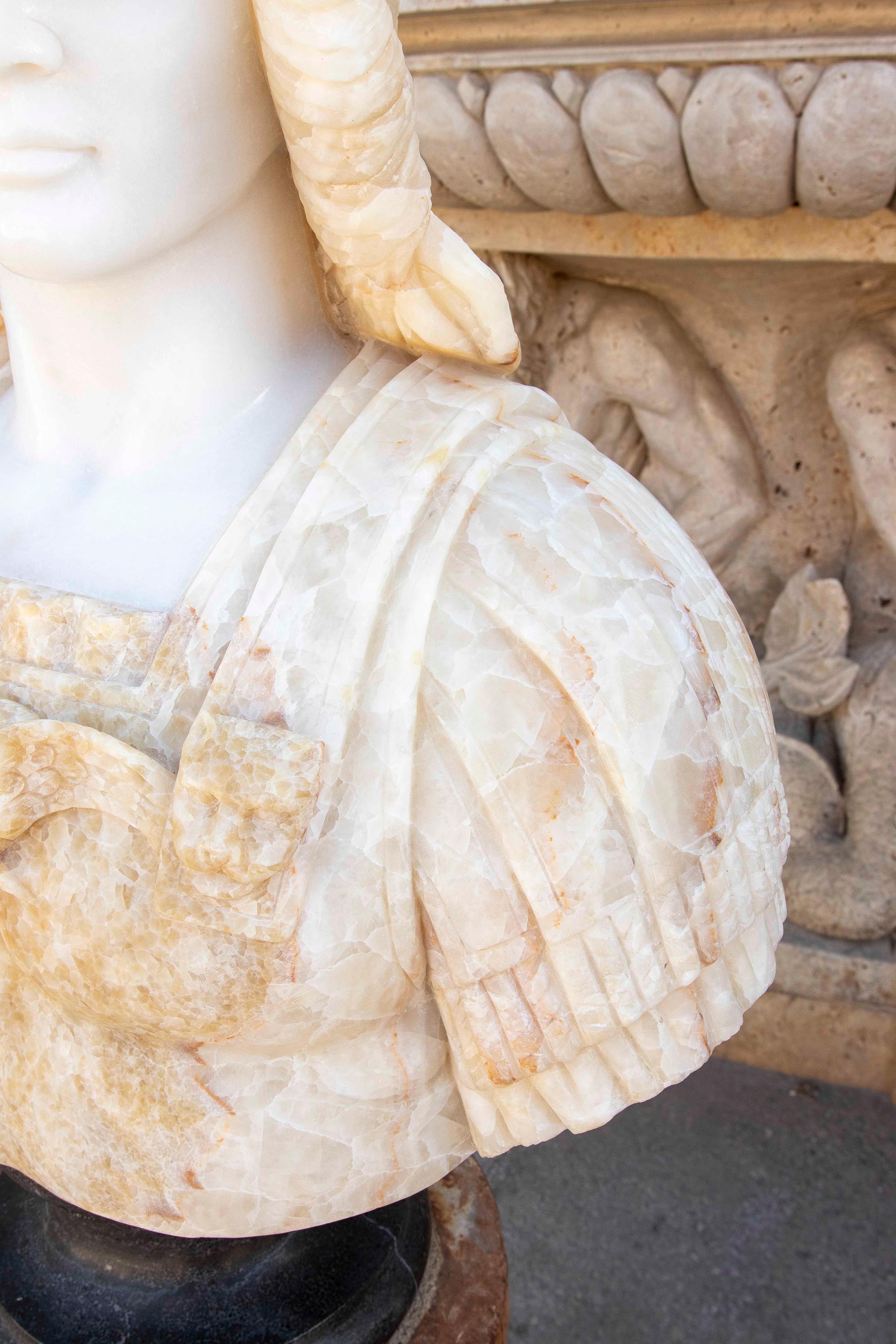 Busto di Mitridate VI in marmo e onice scolpito a mano su una base in vendita 2