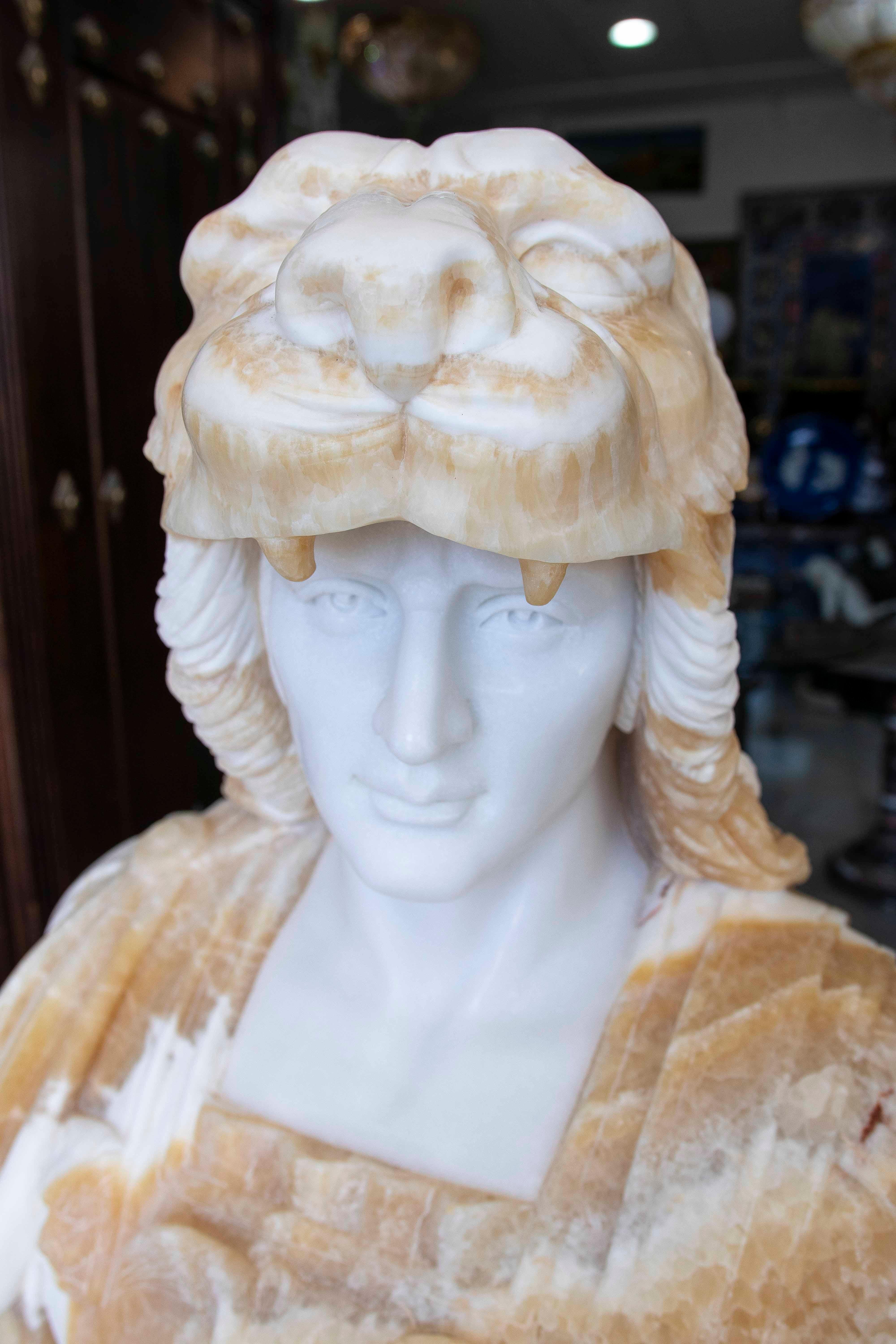Busto in onice e marmo scolpito a mano di Mitridate VI con base In condizioni buone in vendita a Marbella, ES